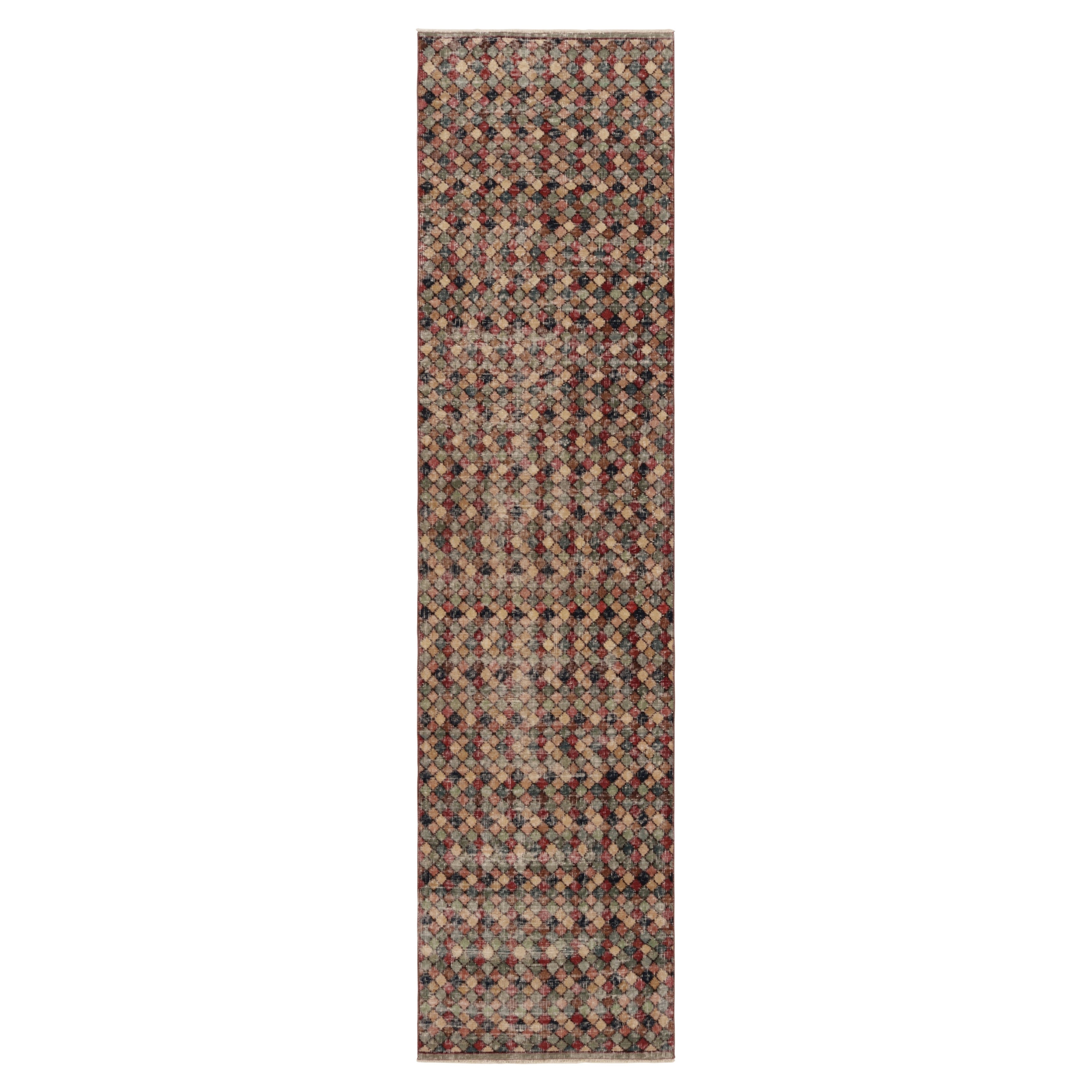 Vintage Distressed Runner Rug, Polychromatic Geometric Pattern - Rug & Kilim en vente