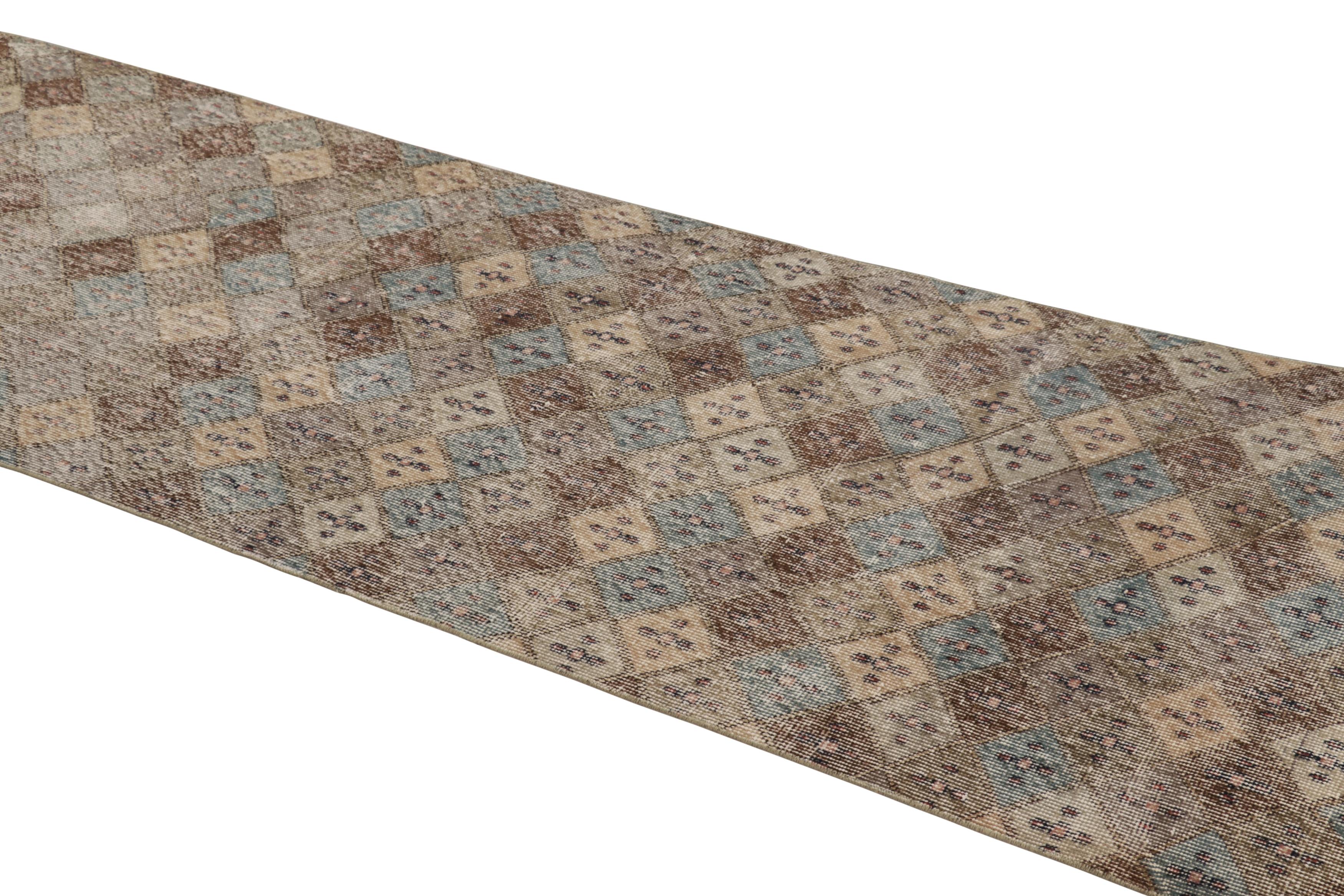 Ce tapis de course vintage est une pièce turque 3x11 en laine nouée à la main vers le milieu du 20e siècle. Il s'agit d'un nouvel ajout passionnant à notre collection de tapis de course turcs vieillis.

Sur le Design : 

Les admirateurs de