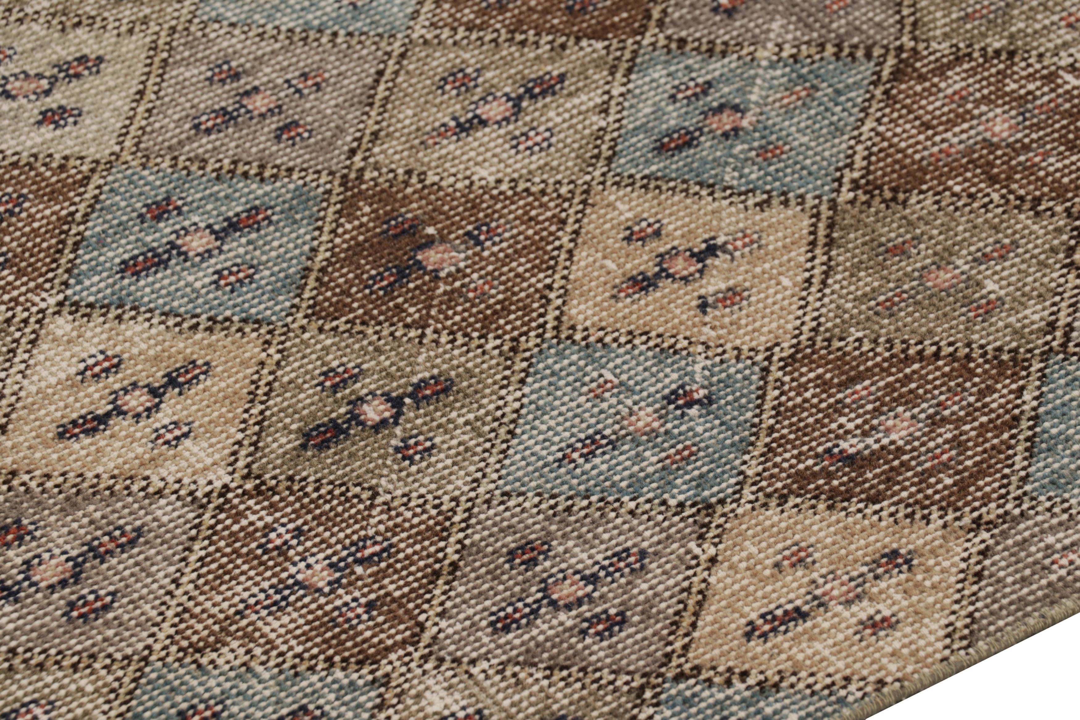 Tribal Tapis Vintage Distressed Runner Rug, Polychrome Diamond Geometric Pattern -Rug & Kilim en vente