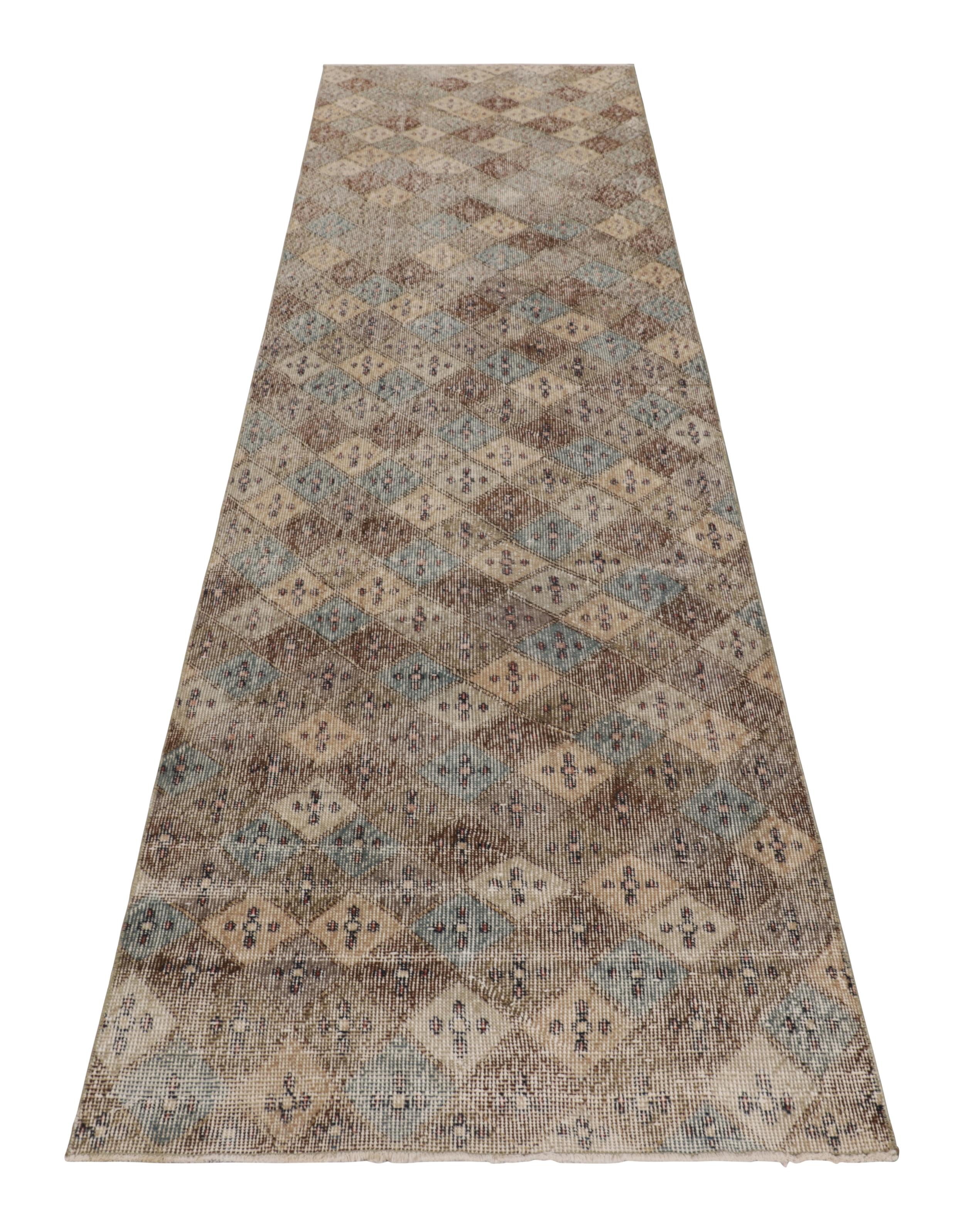 Turc Tapis Vintage Distressed Runner Rug, Polychrome Diamond Geometric Pattern -Rug & Kilim en vente