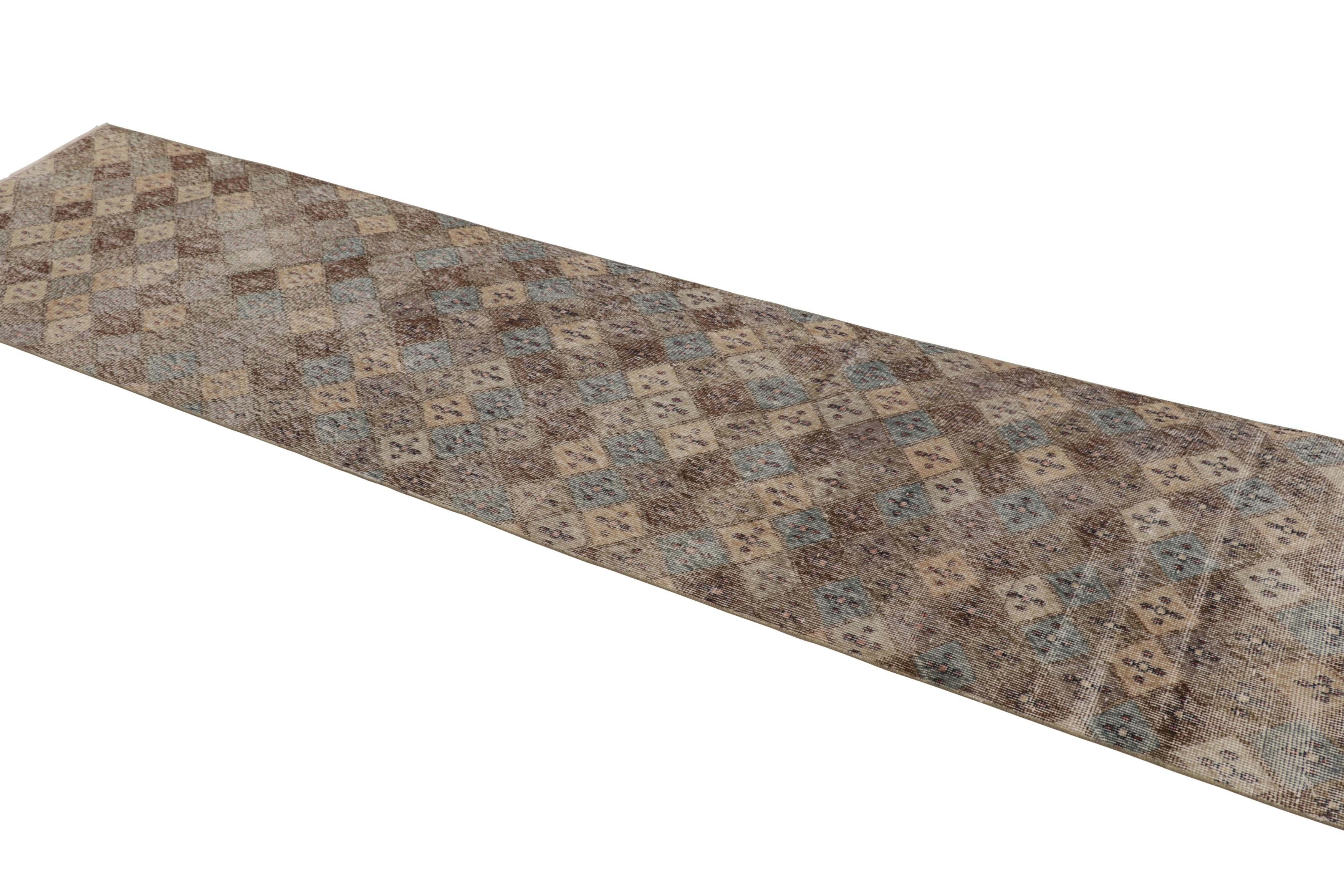 Noué à la main Tapis Vintage Distressed Runner Rug, Polychrome Diamond Geometric Pattern -Rug & Kilim en vente