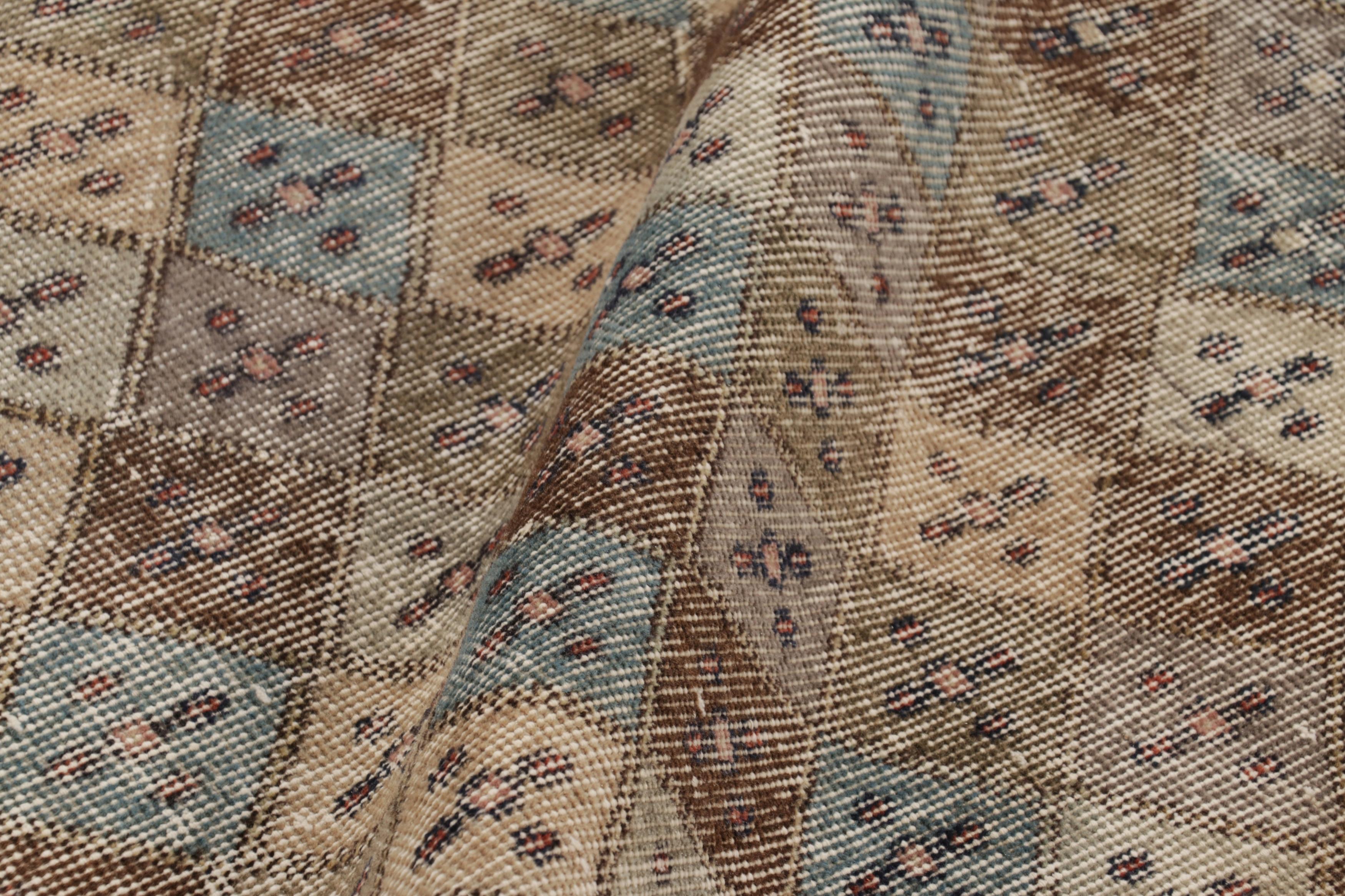Milieu du XXe siècle Tapis Vintage Distressed Runner Rug, Polychrome Diamond Geometric Pattern -Rug & Kilim en vente