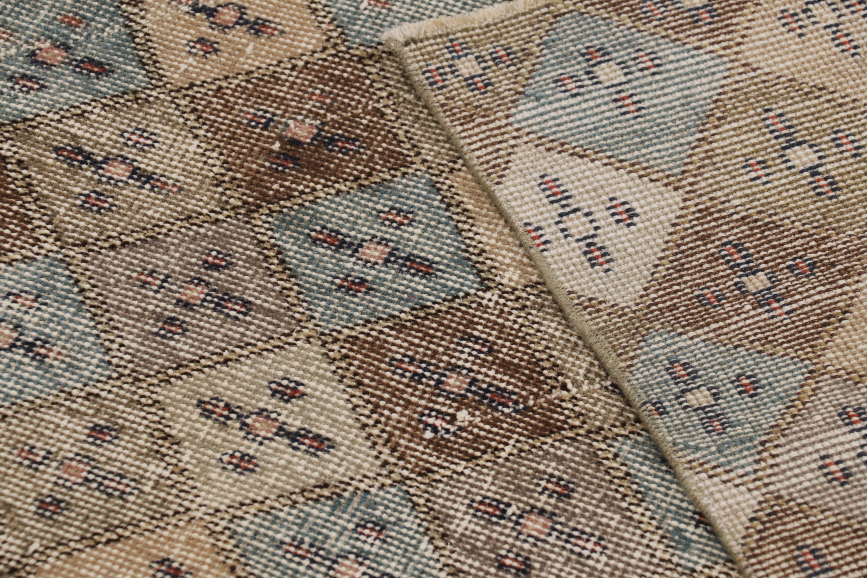 Laine Tapis Vintage Distressed Runner Rug, Polychrome Diamond Geometric Pattern -Rug & Kilim en vente