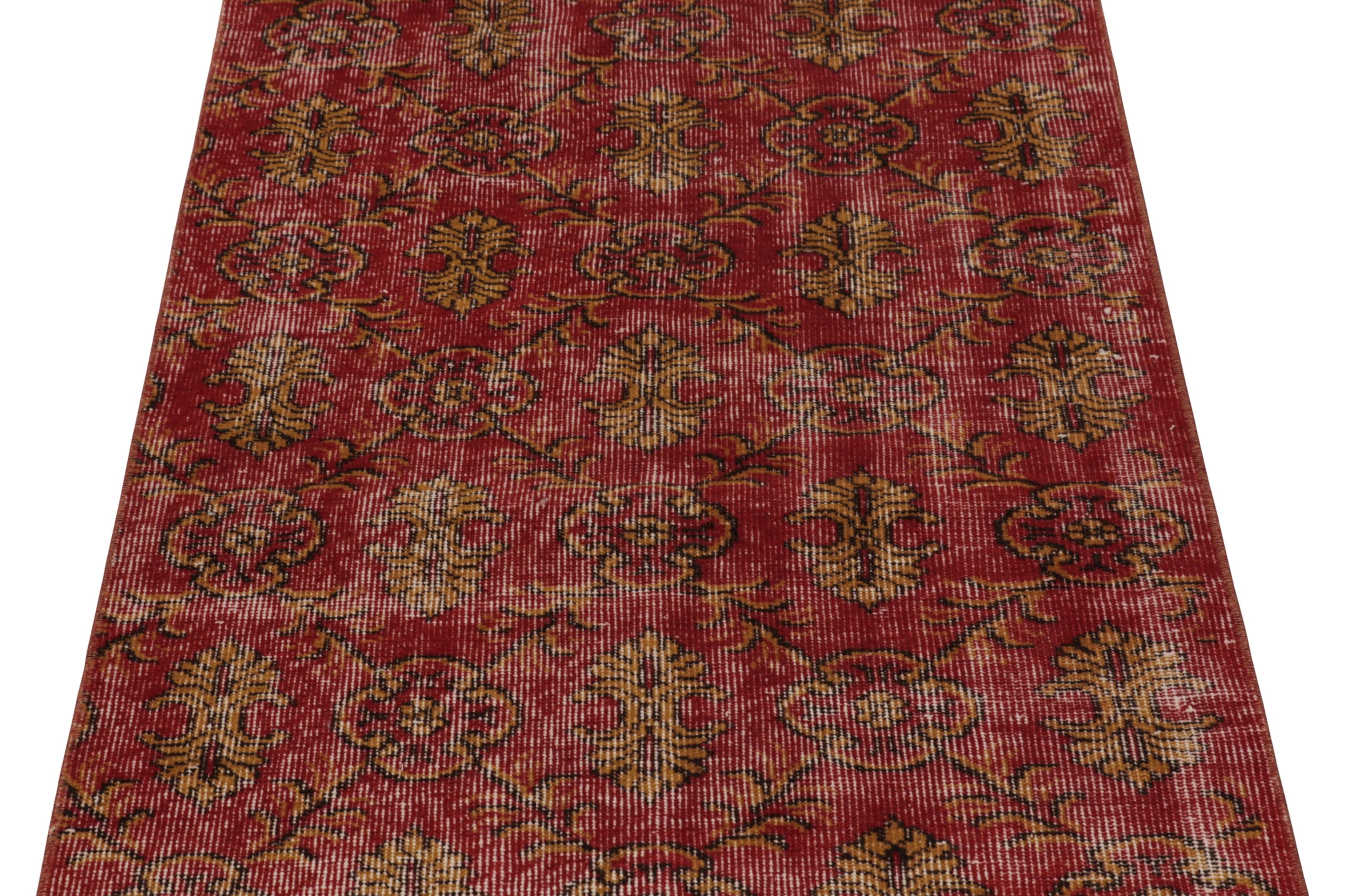 Vintage Distressed Läufer, rot-goldenes Blumenmuster - Rug & Kilim (Türkisch) im Angebot