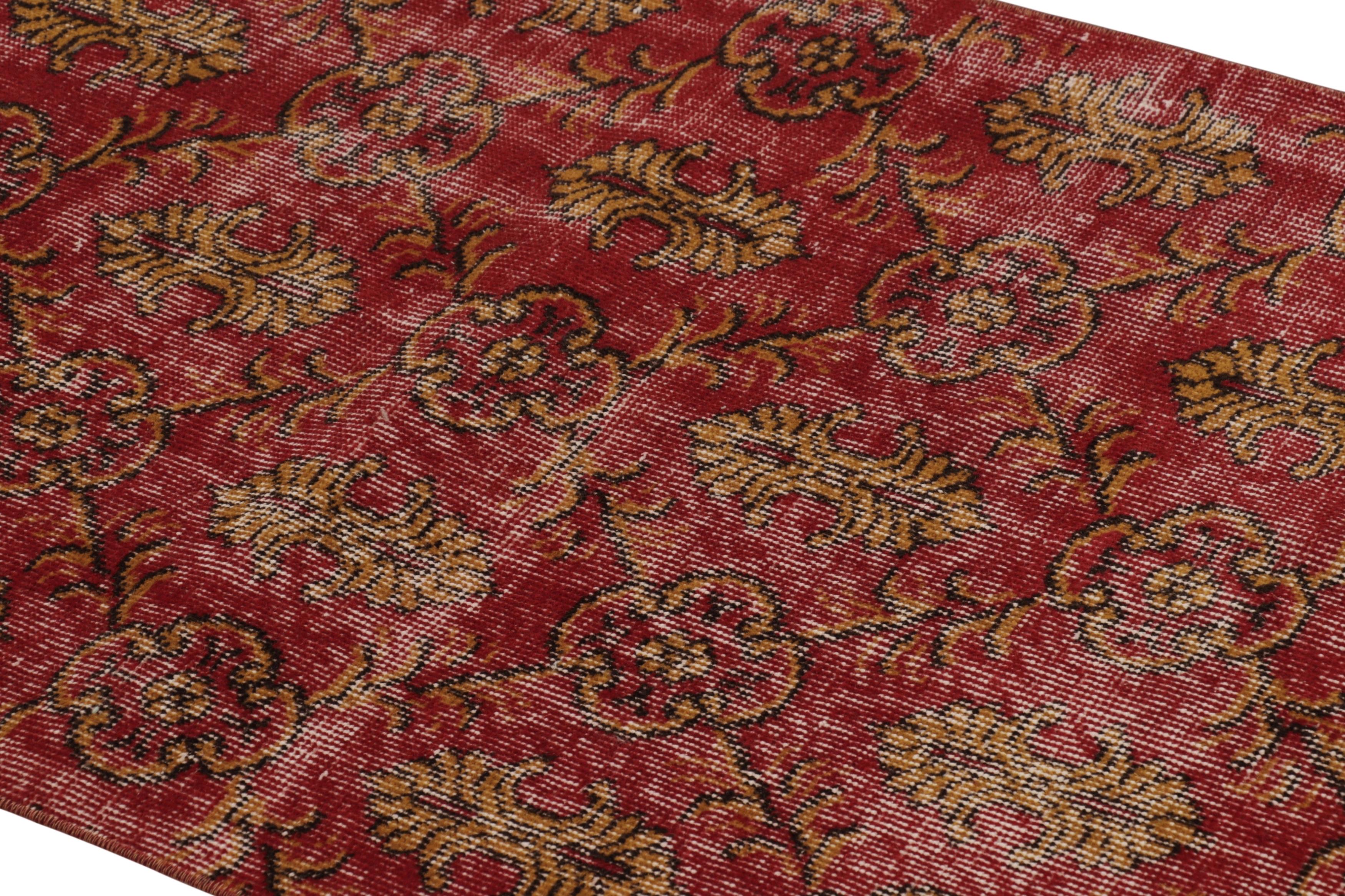 Vintage Distressed Läufer, rot-goldenes Blumenmuster - Rug & Kilim (Handgewebt) im Angebot
