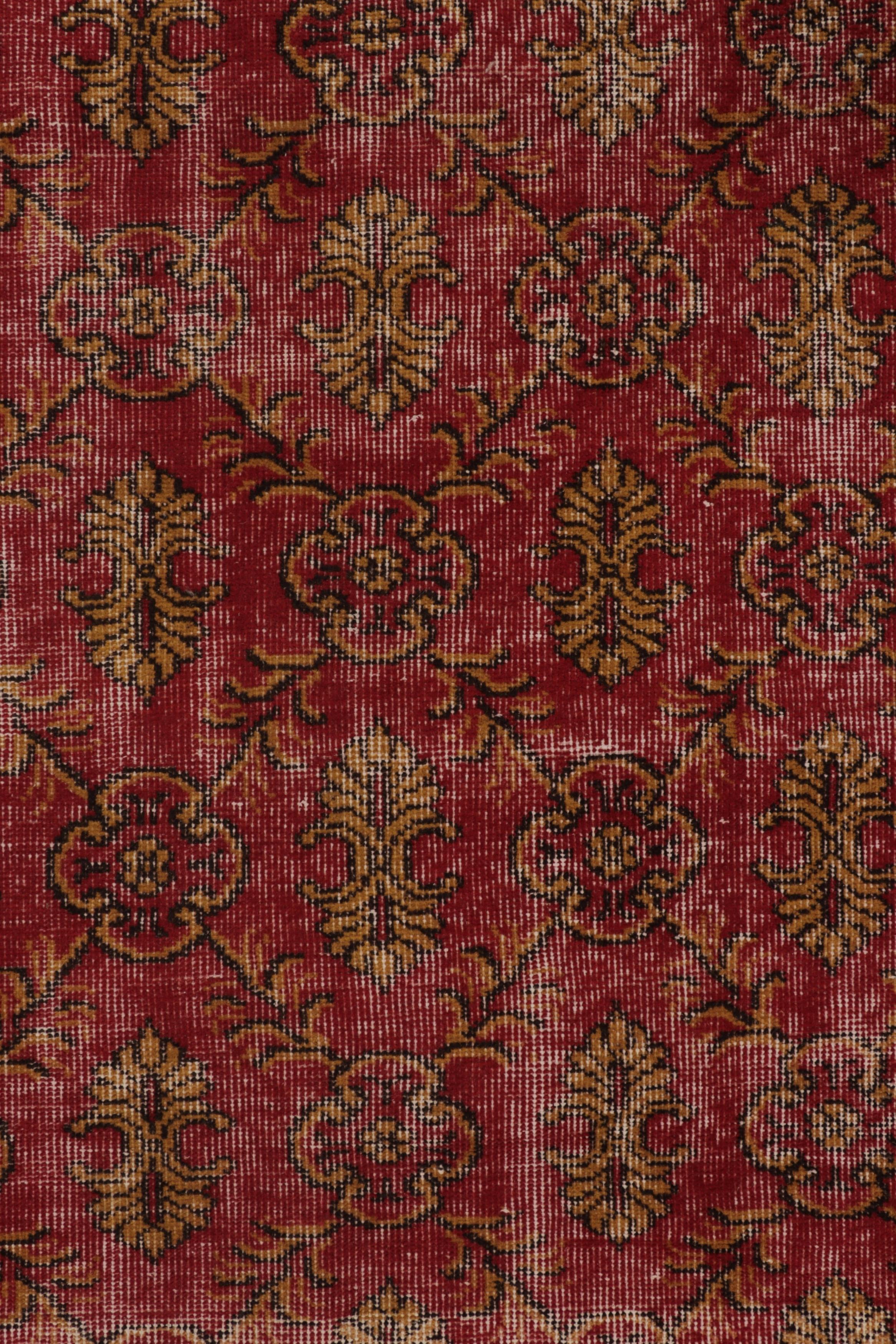 Vintage Distressed Läufer, rot-goldenes Blumenmuster - Rug & Kilim im Zustand „Gut“ im Angebot in Long Island City, NY