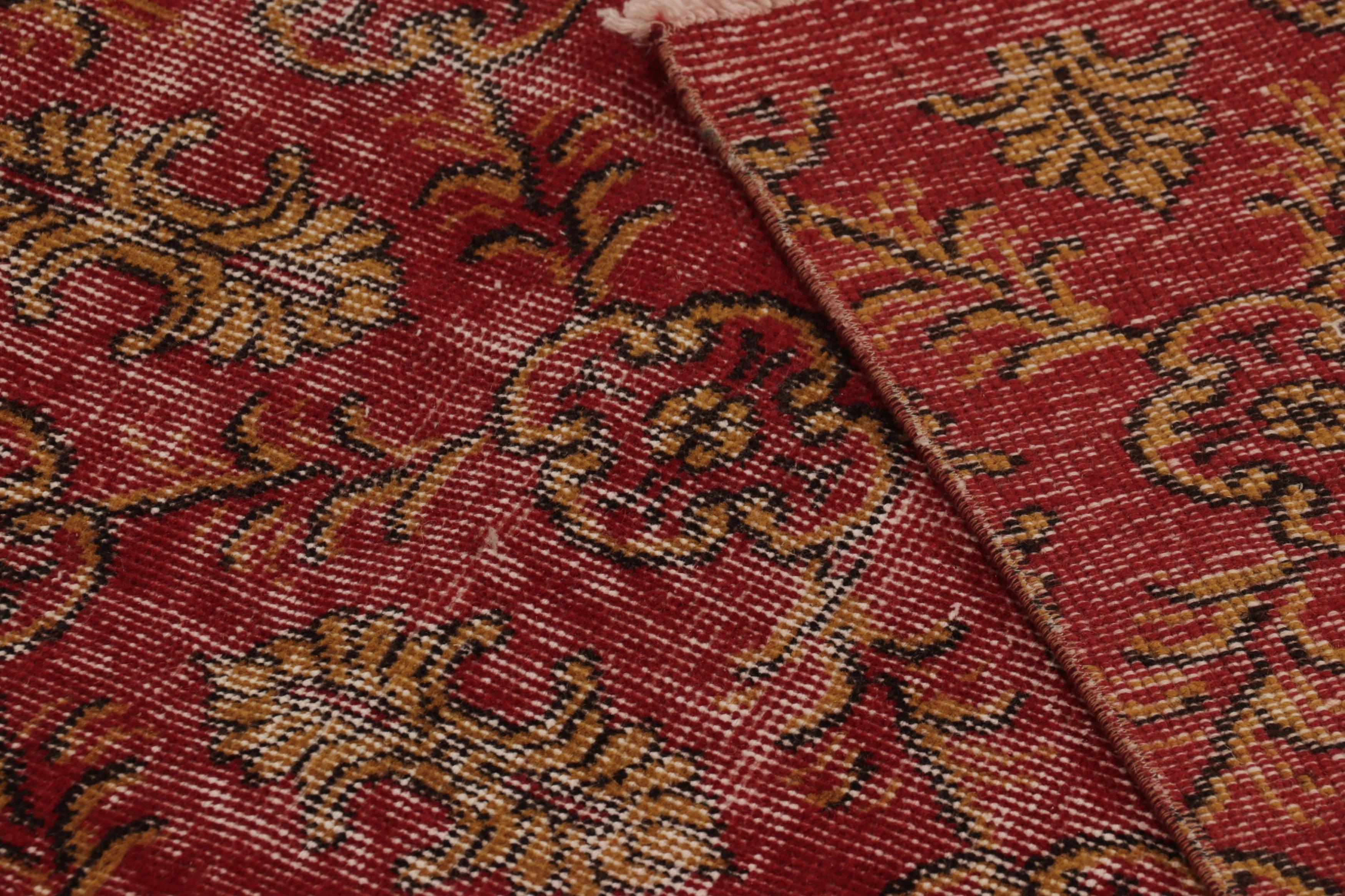 Vintage Distressed Läufer, rot-goldenes Blumenmuster - Rug & Kilim (Wolle) im Angebot
