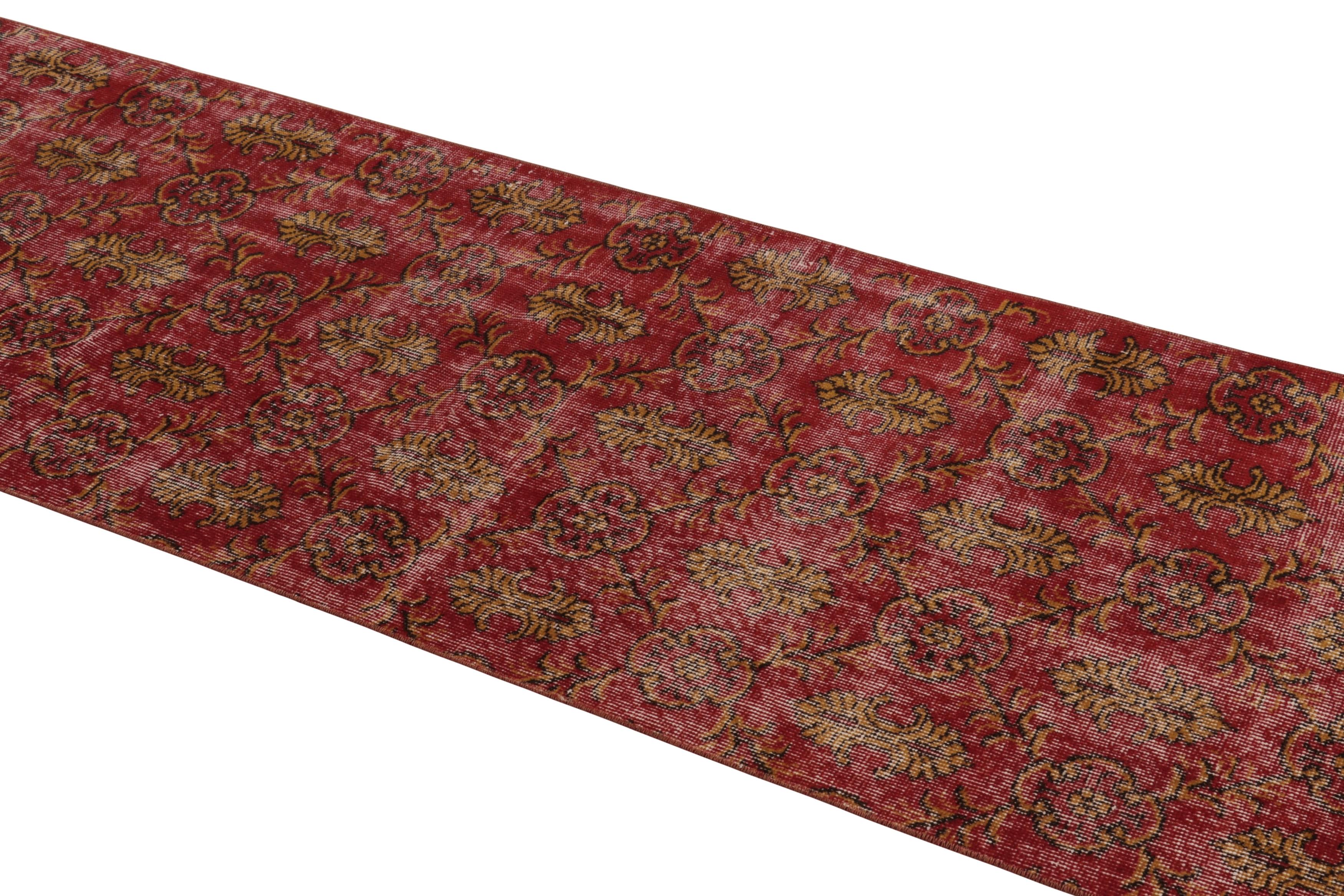 Vintage Distressed Läufer, rot-goldenes Blumenmuster - Rug & Kilim im Angebot 1