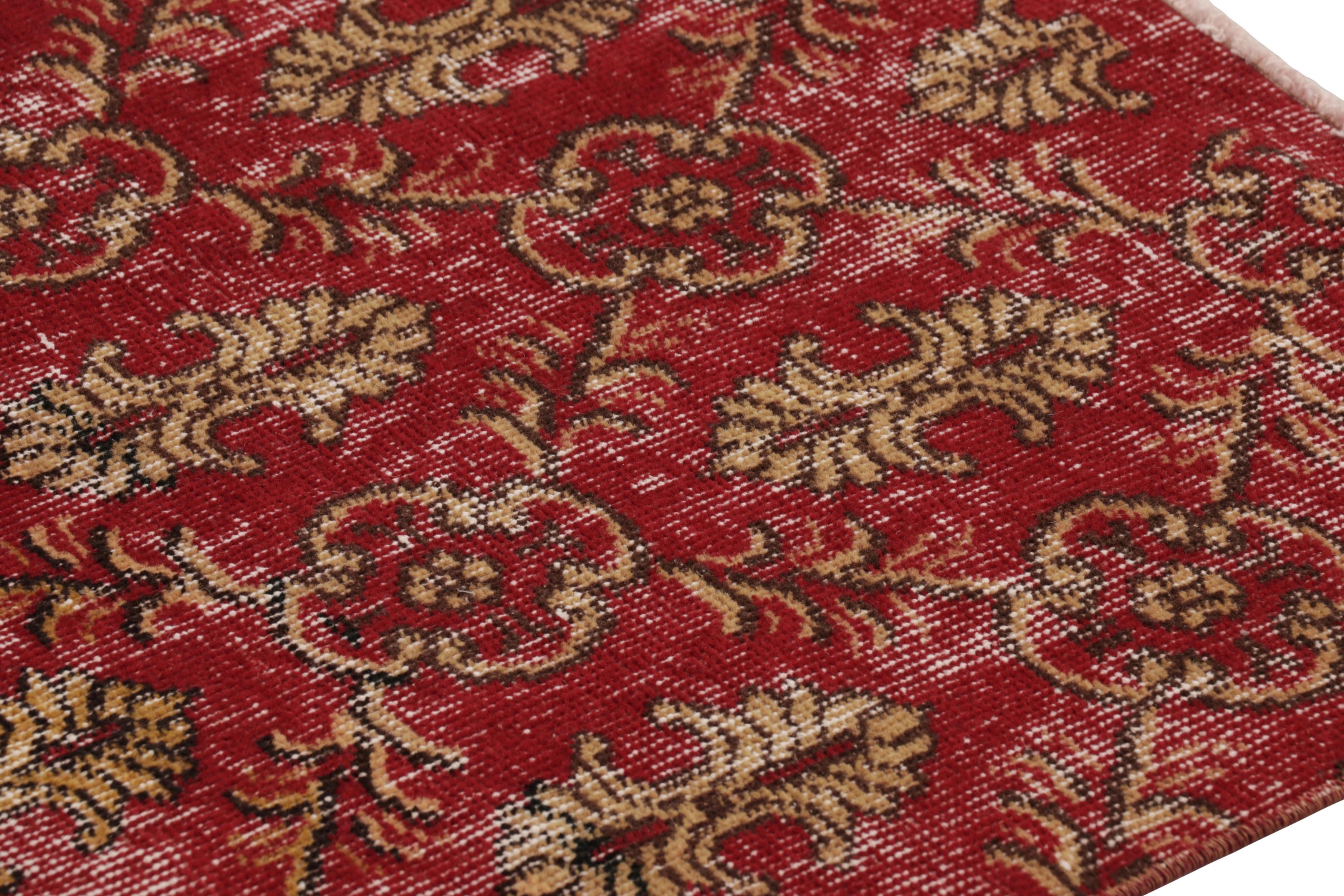  Dieser Vintage-Läufer ist ein 3x10 türkischen notleidenden Stück, mit handgeknüpfter Wolle circa Mitte des 20. Jahrhunderts gemacht. Er ist ein aufregender Neuzugang in unserer Kollektion von türkischen Läufern in Notlage.

Über das Design: