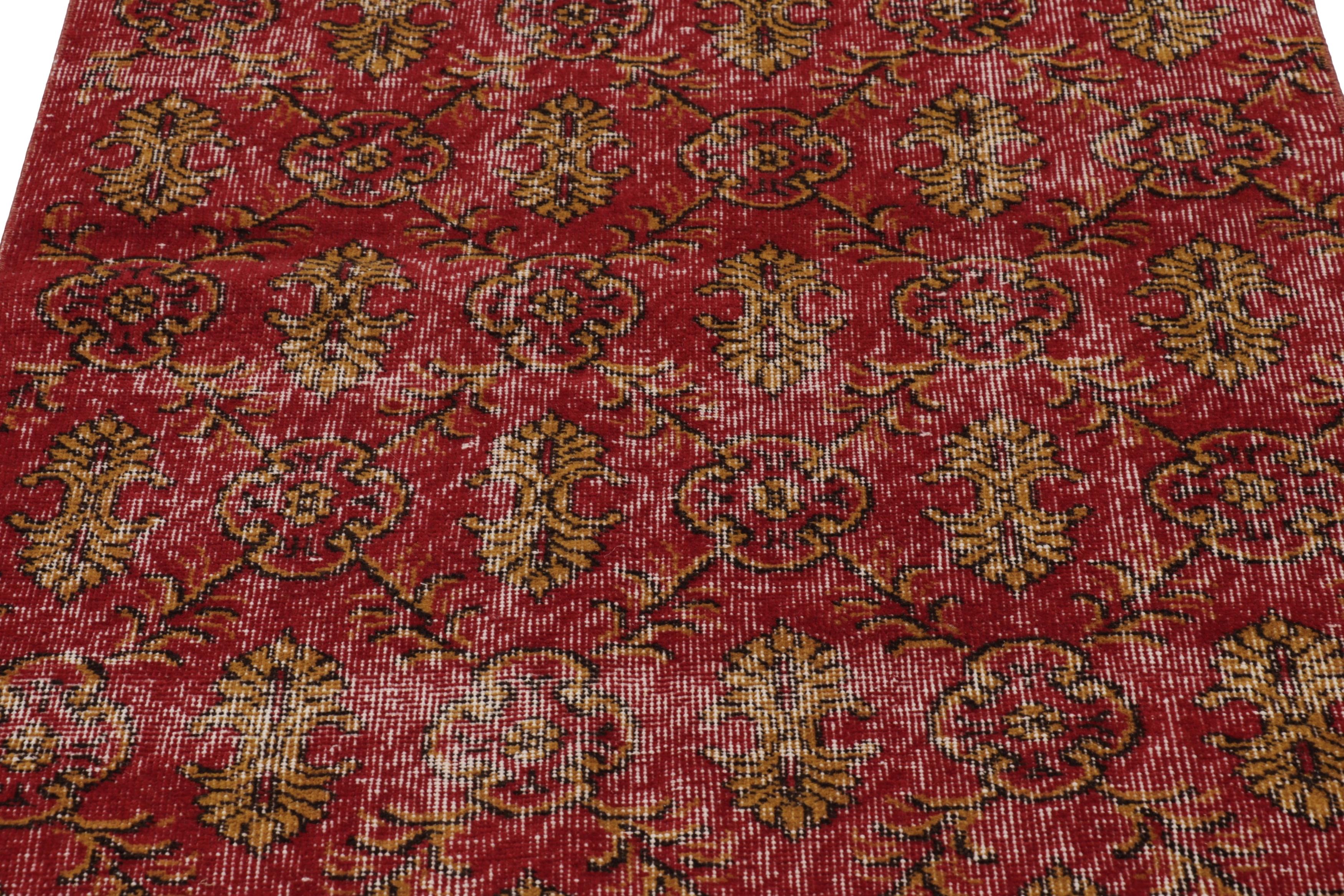 Vintage Distressed Läufer, rot-goldenes Blumenrankenmuster - Rug & Kilim (Türkisch) im Angebot
