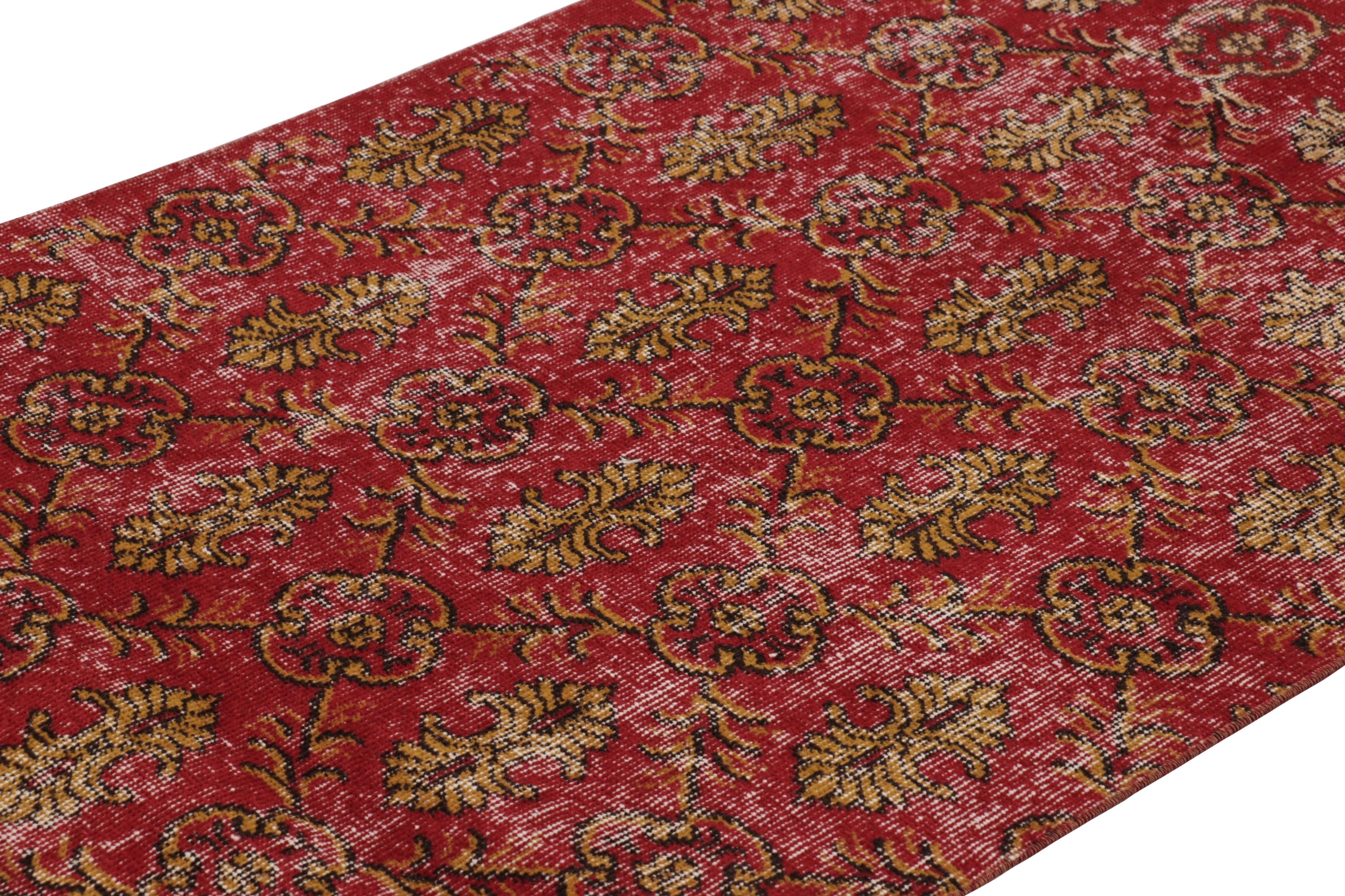 Vintage Distressed Läufer, rot-goldenes Blumenrankenmuster - Rug & Kilim (Handgewebt) im Angebot