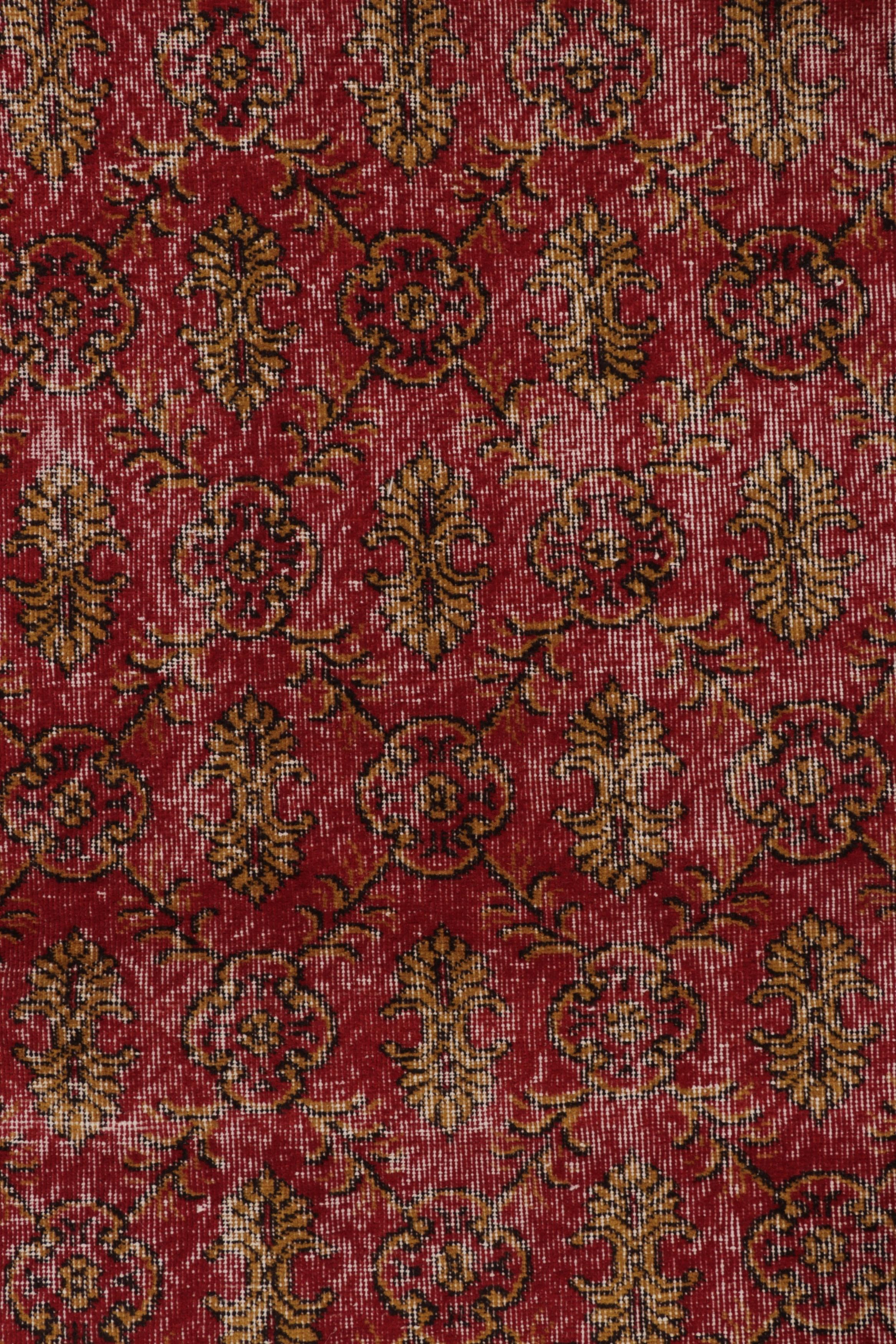 Vintage Distressed Läufer, rot-goldenes Blumenrankenmuster - Rug & Kilim im Zustand „Gut“ im Angebot in Long Island City, NY