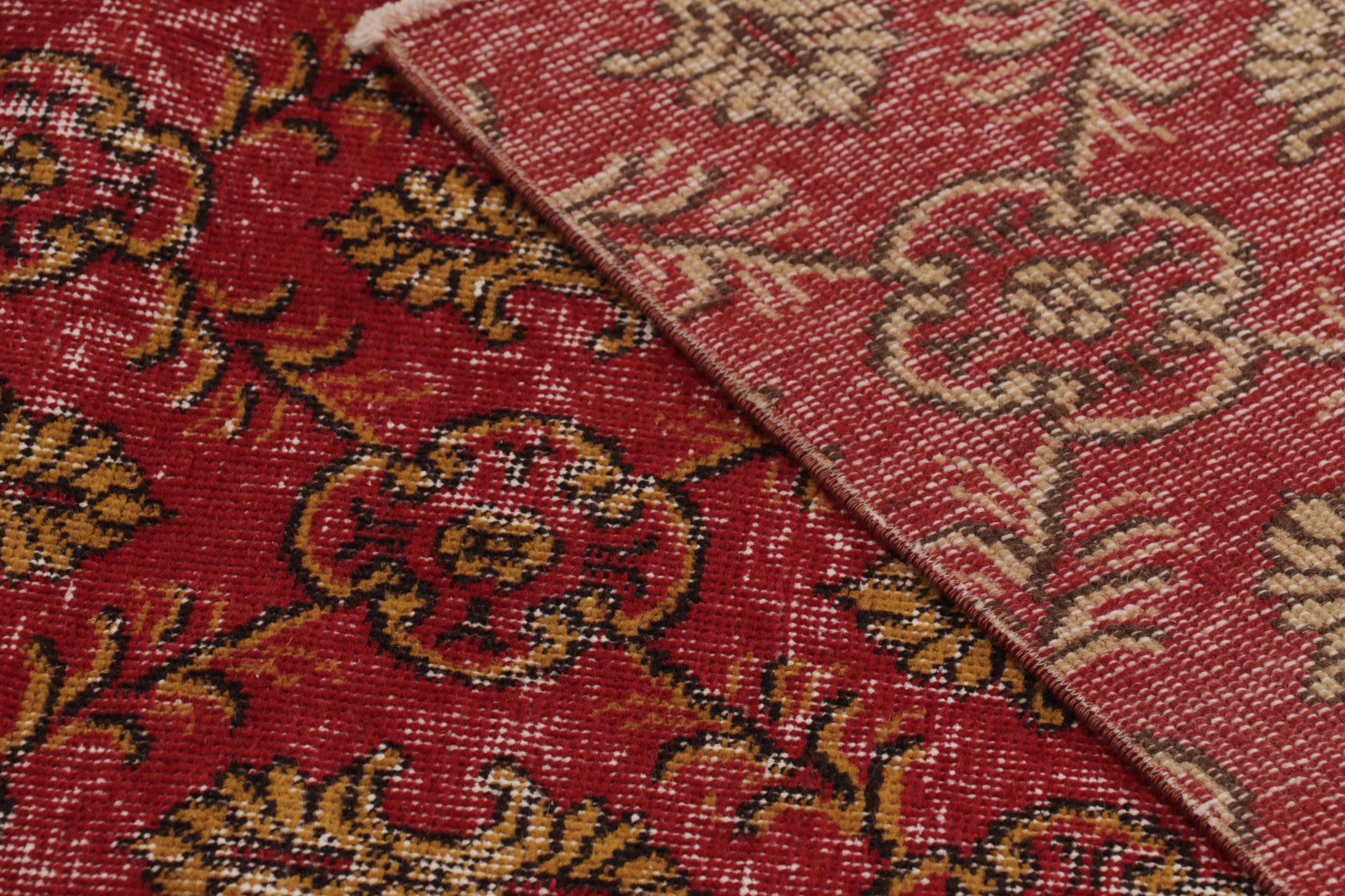 Vintage Distressed Läufer, rot-goldenes Blumenrankenmuster - Rug & Kilim (Wolle) im Angebot