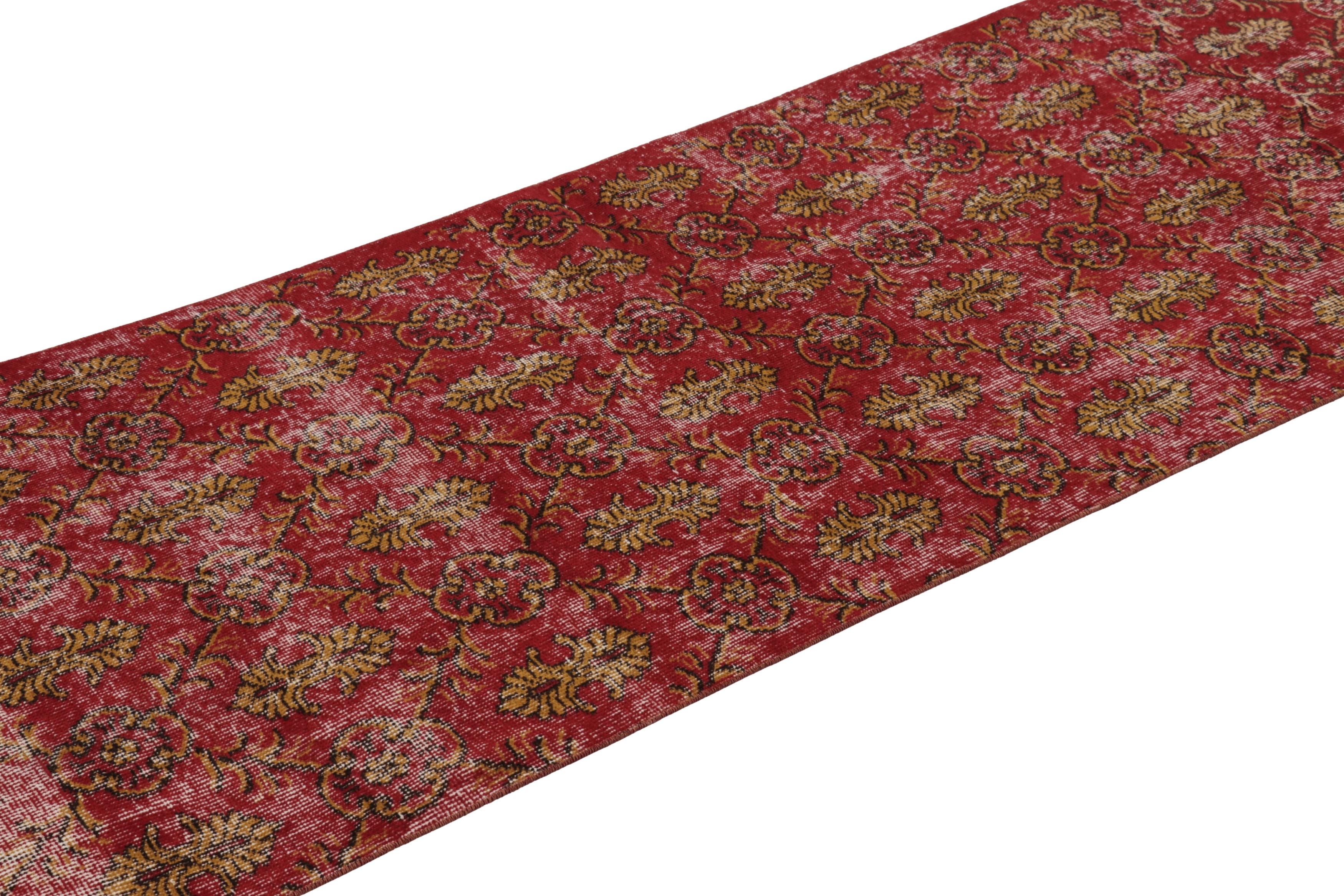 Vintage Distressed Läufer, rot-goldenes Blumenrankenmuster - Rug & Kilim im Angebot 1
