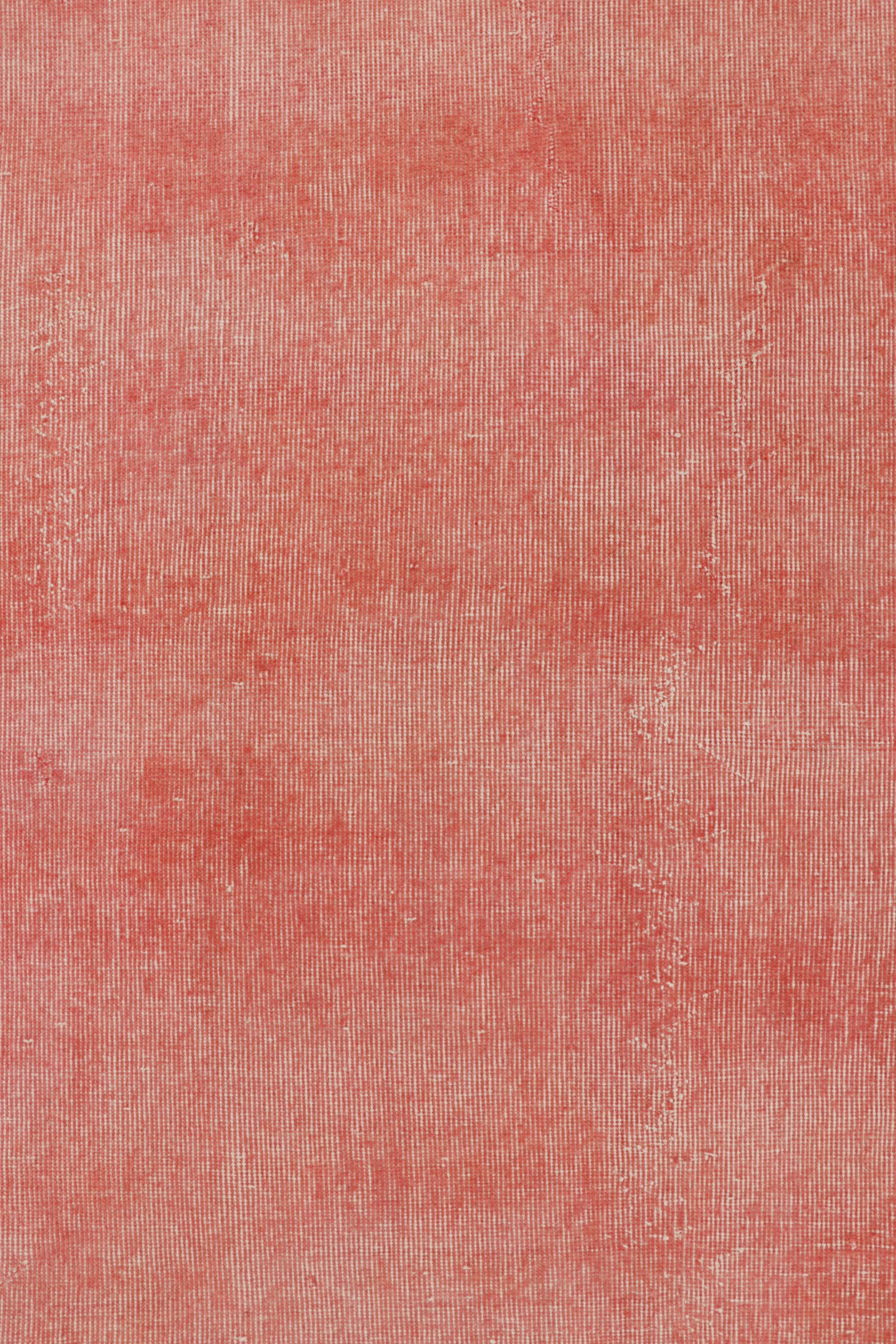 Vintage Distressed Runner Rug, einfarbig in Rosa und Beige - Rug & Kilim (Türkisch) im Angebot