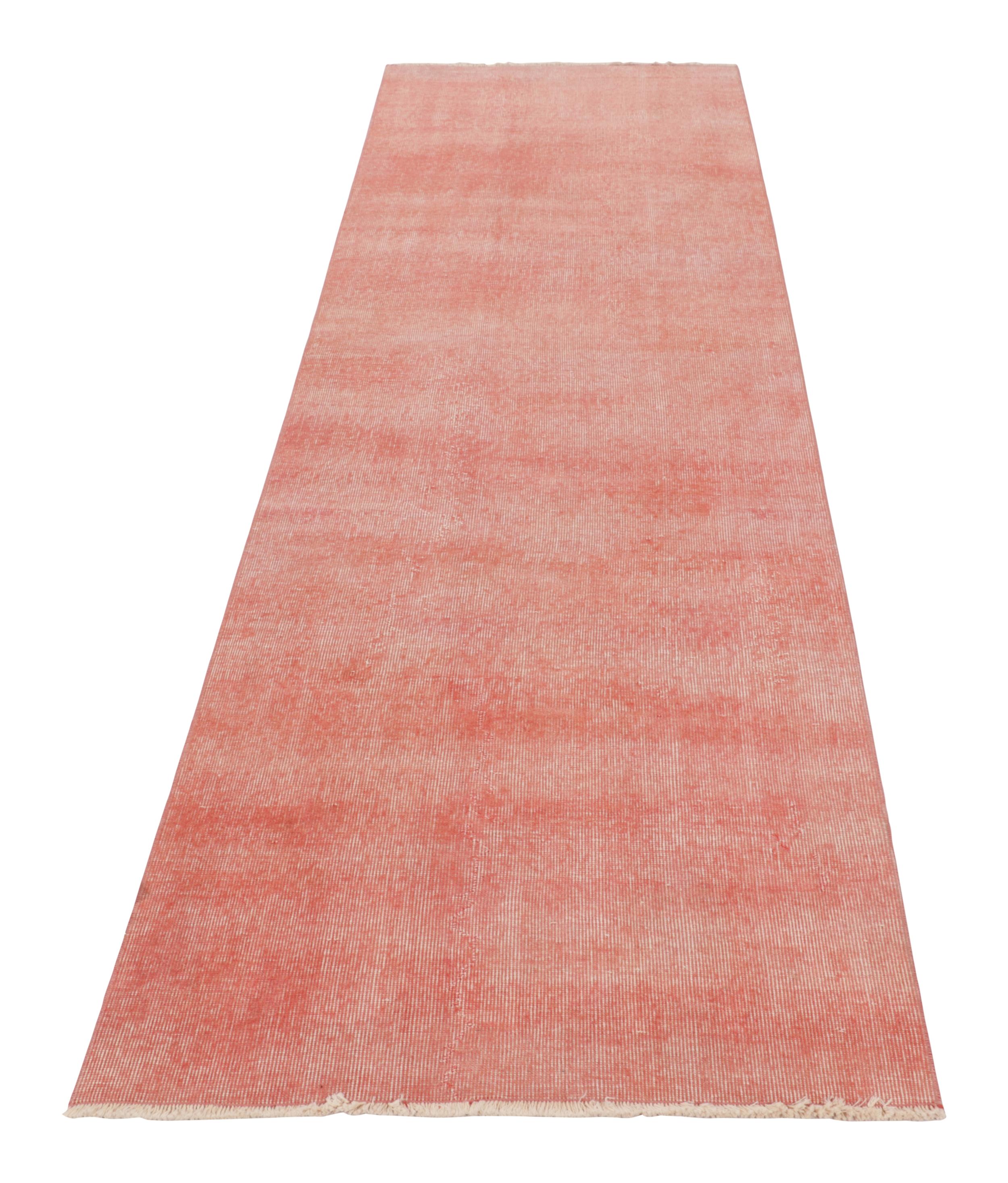 Vintage Distressed Runner Rug, einfarbig in Rosa und Beige - Rug & Kilim (Handgeknüpft) im Angebot