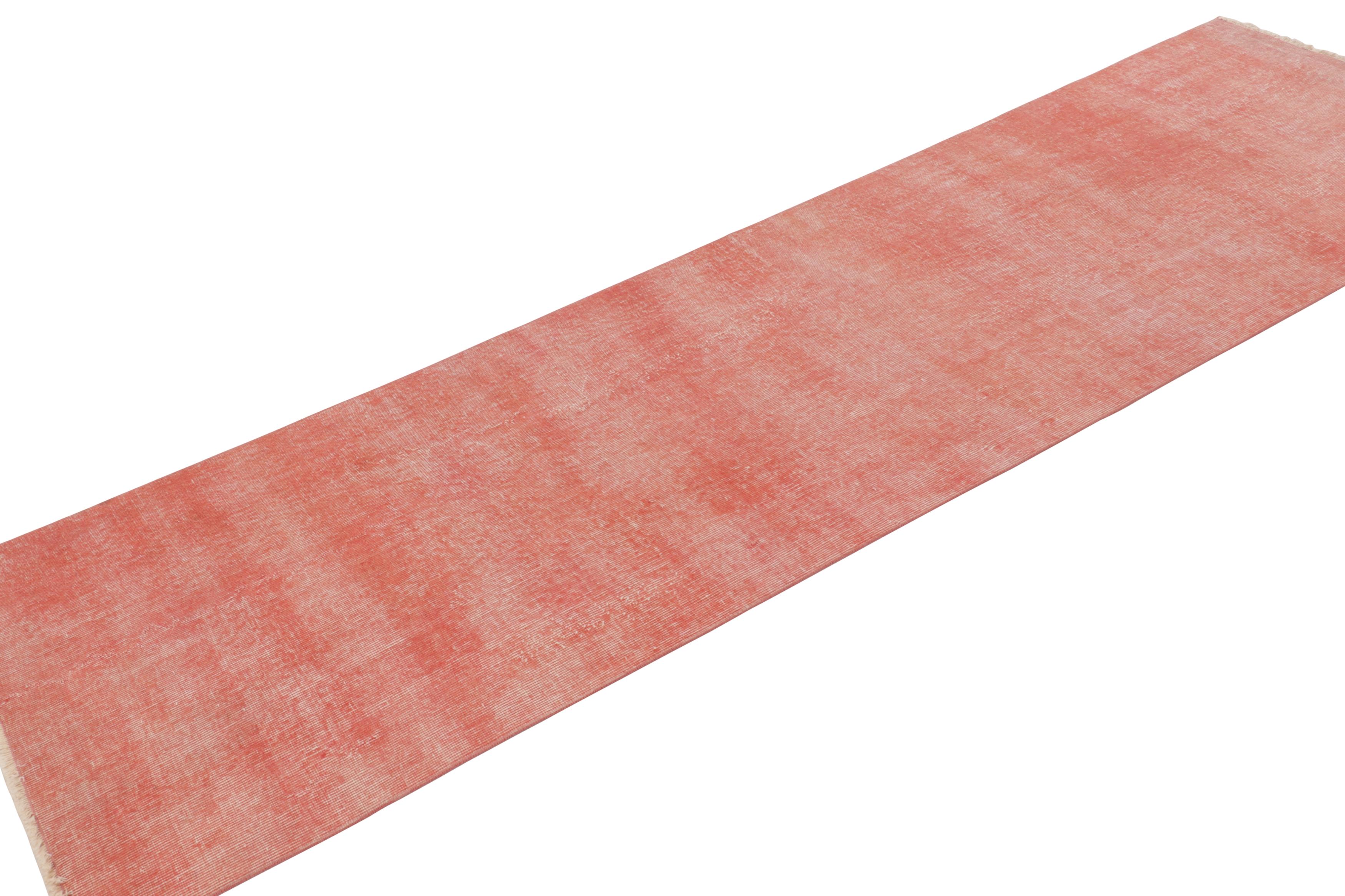 Vintage Distressed Runner Rug, einfarbig in Rosa und Beige - Rug & Kilim im Zustand „Gut“ im Angebot in Long Island City, NY