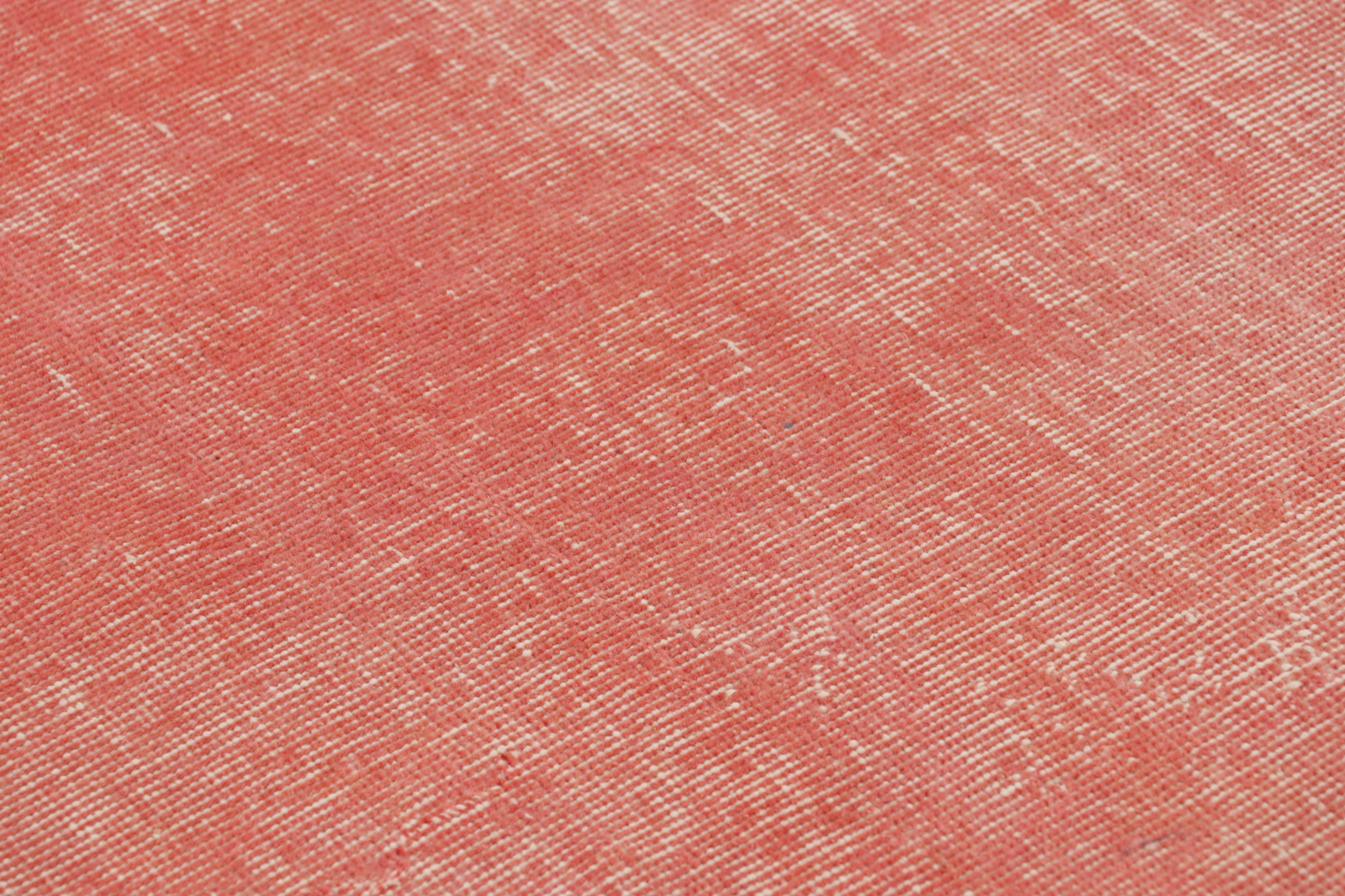 Vintage Distressed Runner Rug, einfarbig in Rosa und Beige - Rug & Kilim (Mitte des 20. Jahrhunderts) im Angebot