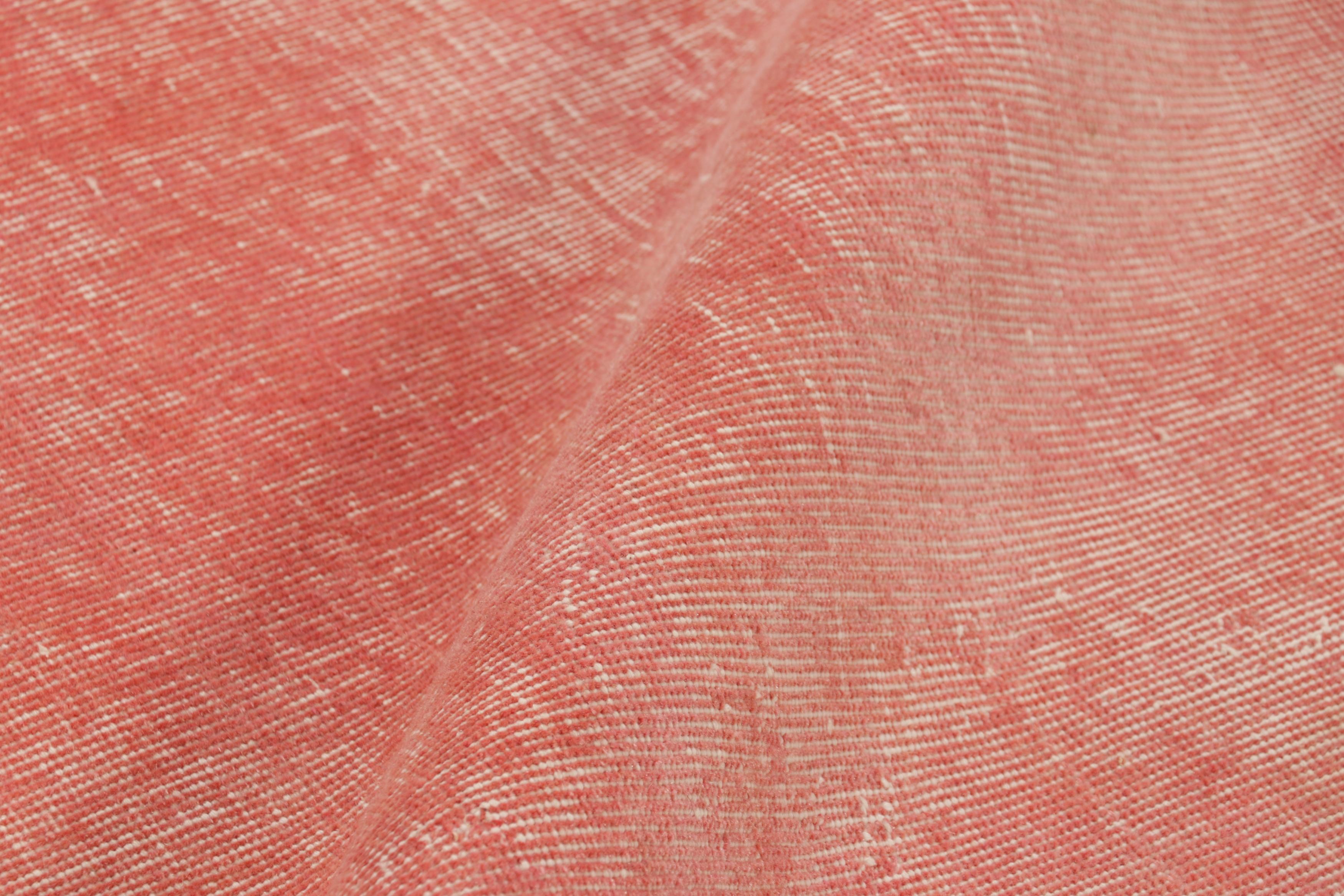 Vintage Distressed Runner Rug, einfarbig in Rosa und Beige - Rug & Kilim (Wolle) im Angebot