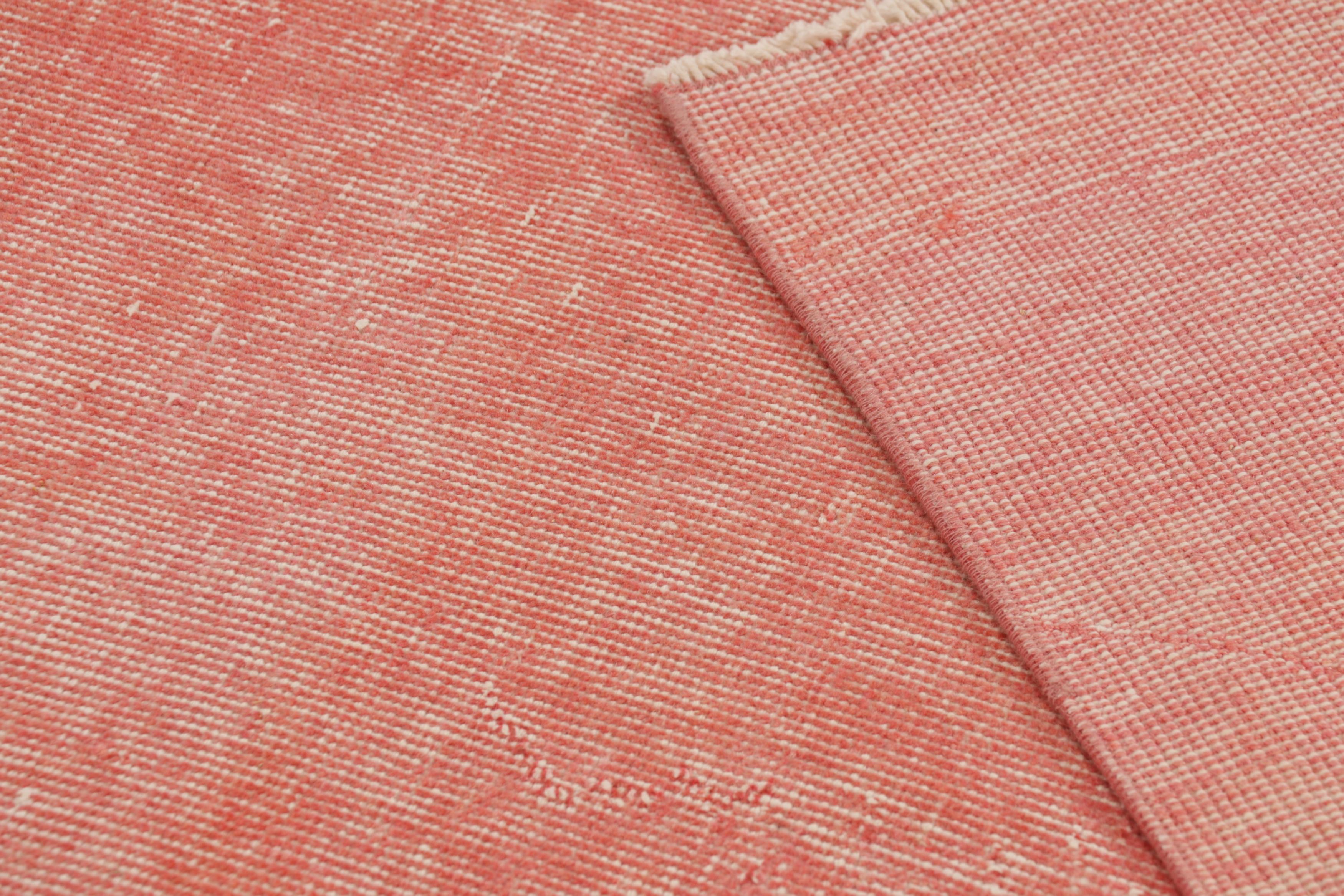 Vintage Distressed Runner Rug, einfarbig in Rosa und Beige - Rug & Kilim im Angebot 1