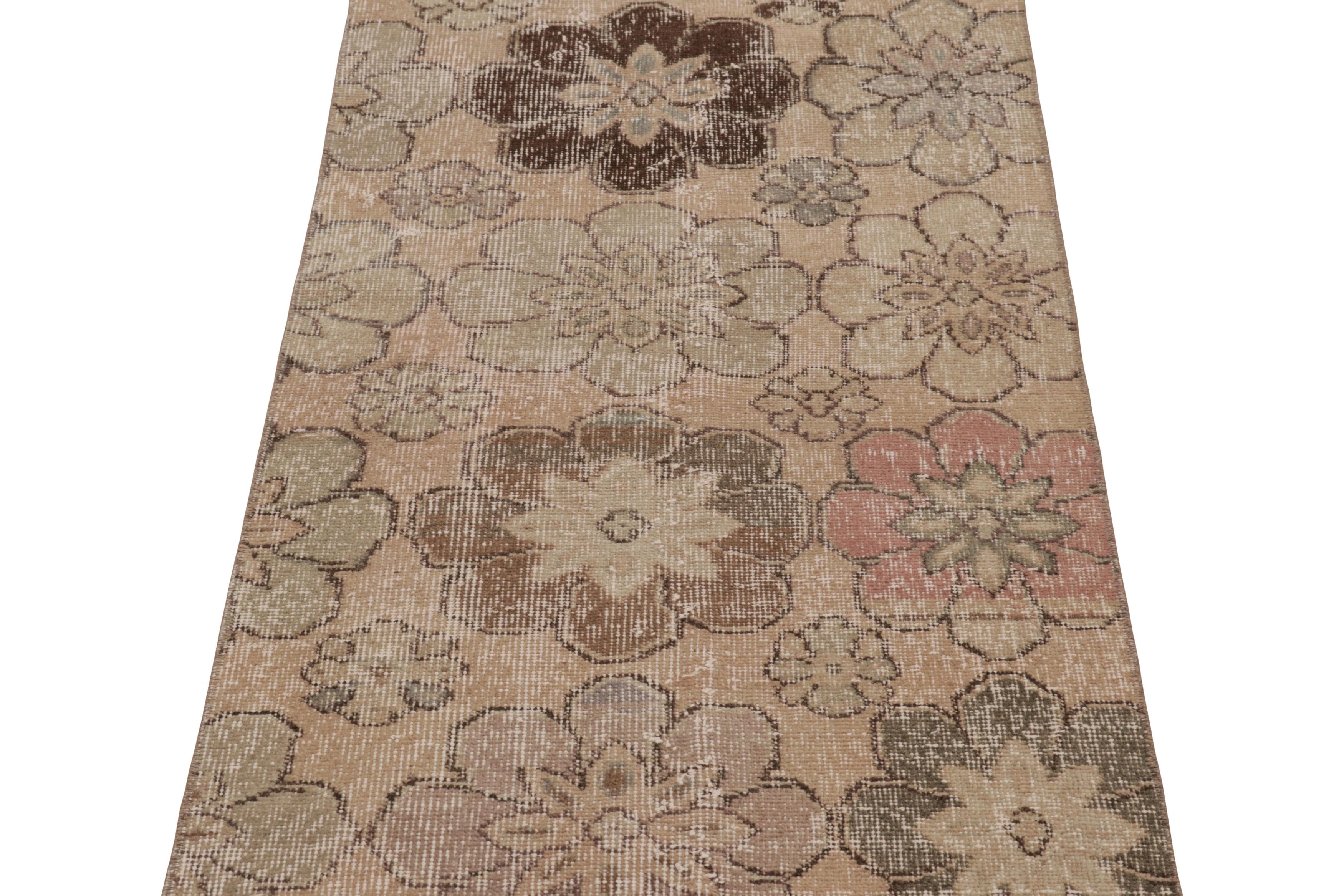 Vintage Distressed Läufer, warmes Beige-Braun mit Blumenmuster - Rug & Kilim (Türkisch) im Angebot