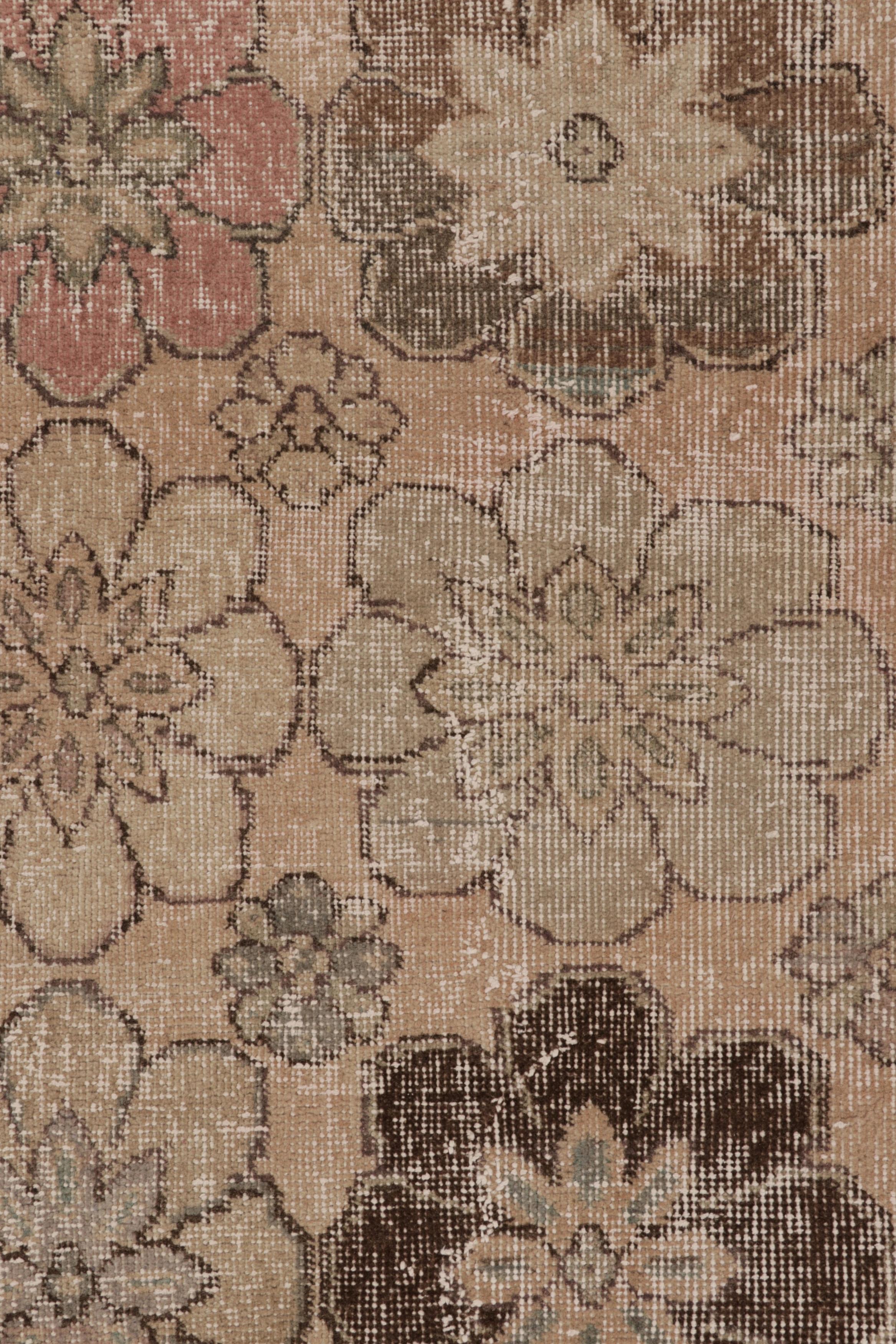 Vintage Distressed Läufer, warmes Beige-Braun mit Blumenmuster - Rug & Kilim (Handgewebt) im Angebot