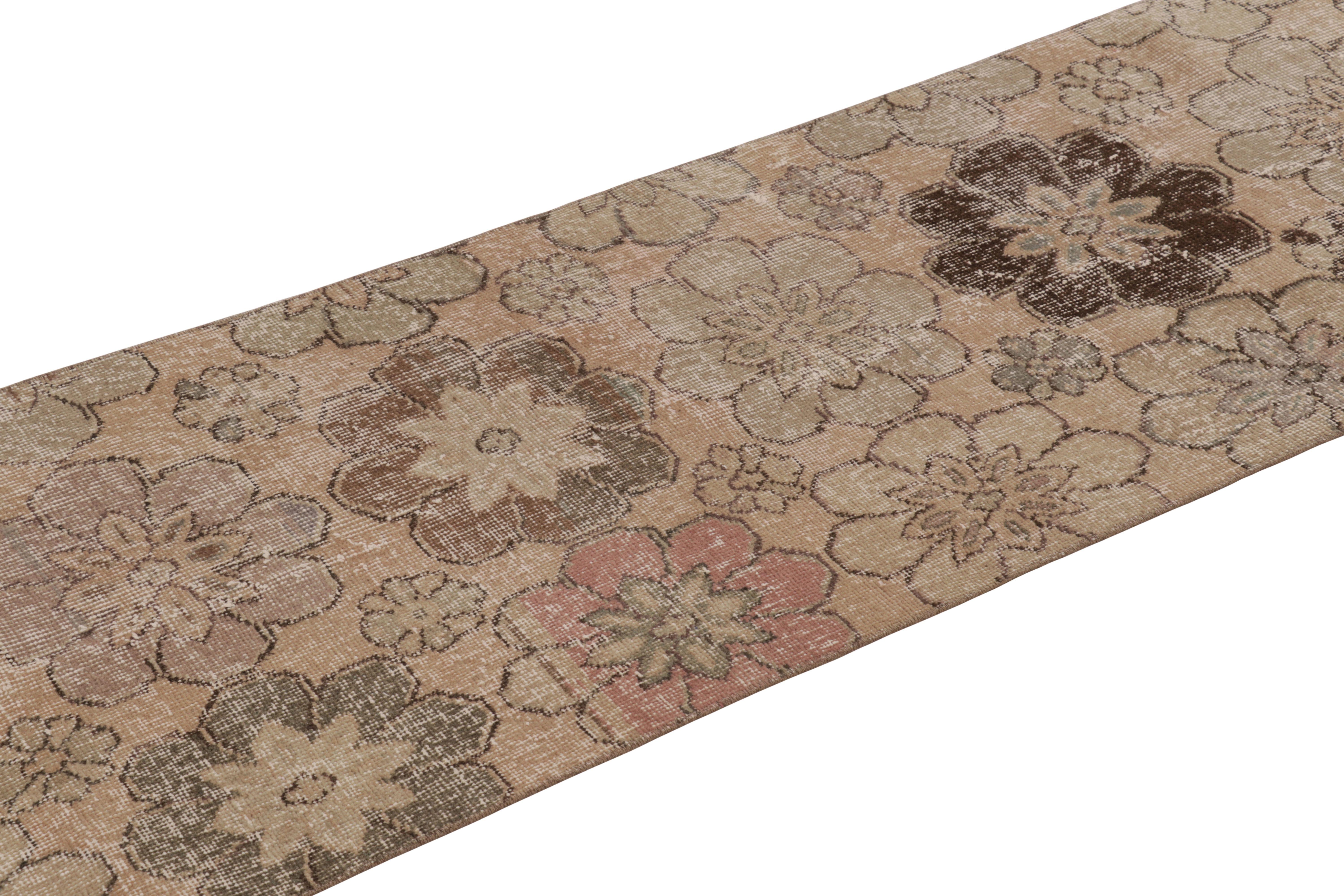 Vintage Distressed Läufer, warmes Beige-Braun mit Blumenmuster - Rug & Kilim (Handgeknüpft) im Angebot