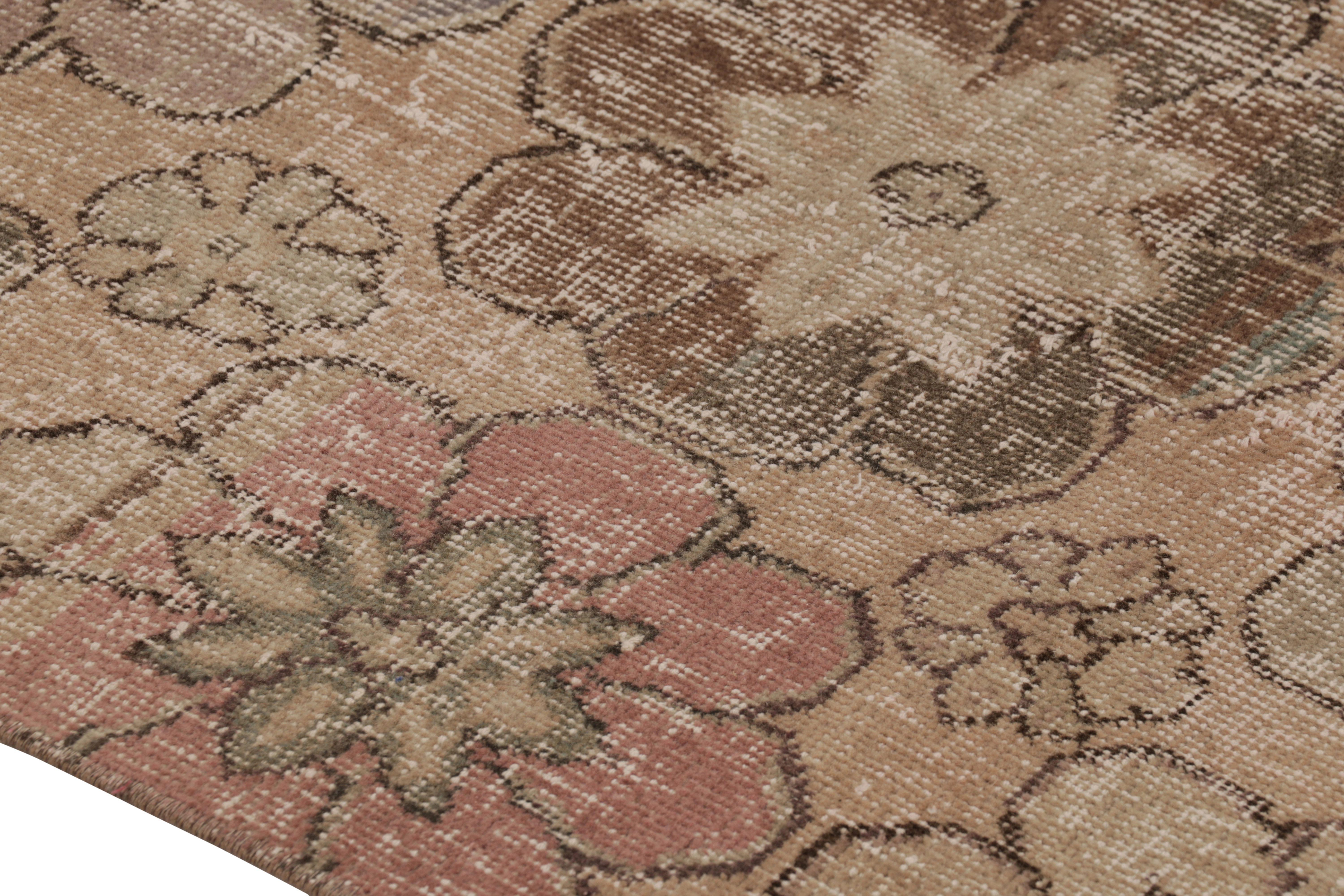 Vintage Distressed Läufer, warmes Beige-Braun mit Blumenmuster - Rug & Kilim im Zustand „Gut“ im Angebot in Long Island City, NY