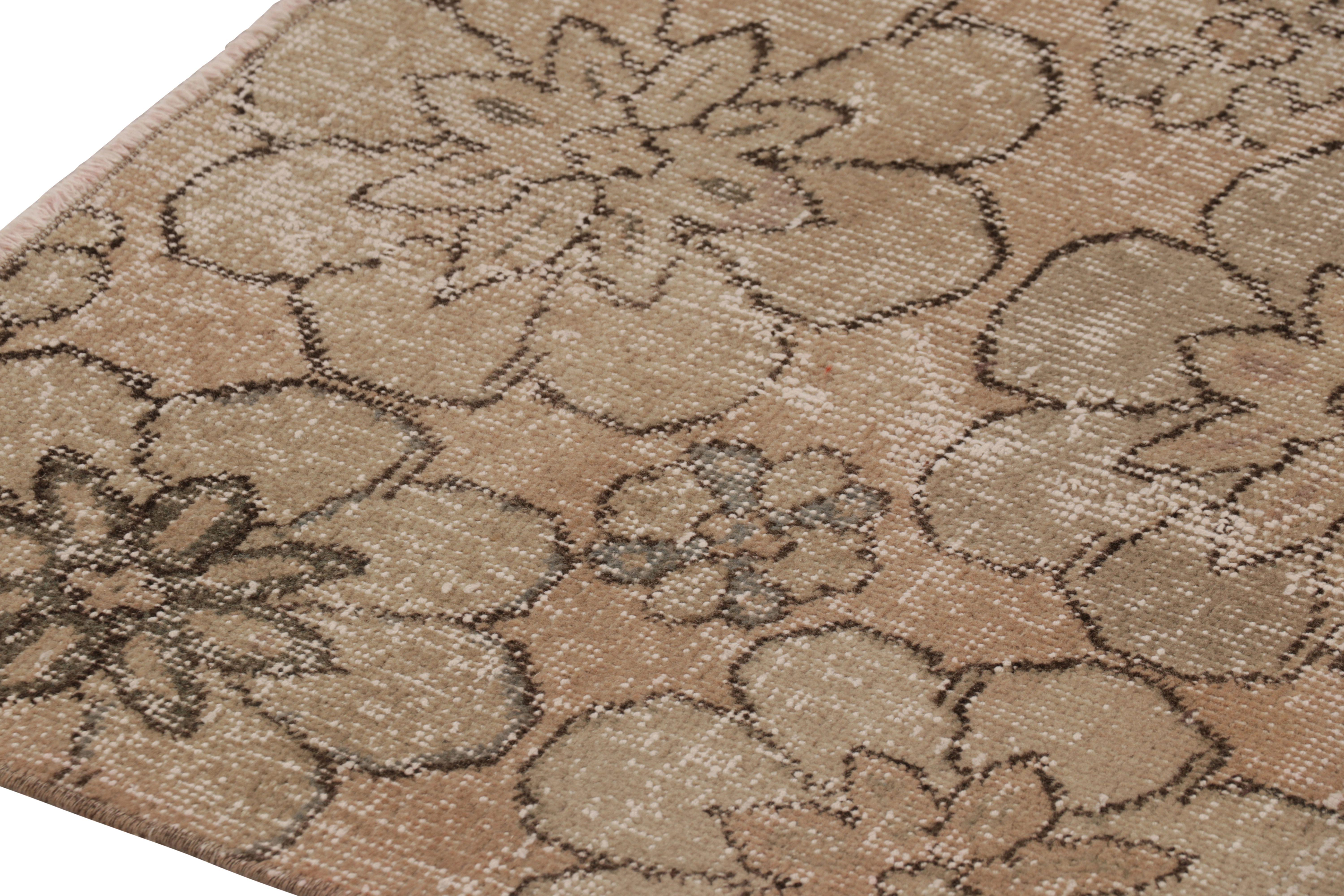 Vintage Distressed Läufer, warmes Beige-Braun mit Blumenmuster - Rug & Kilim (Mitte des 20. Jahrhunderts) im Angebot