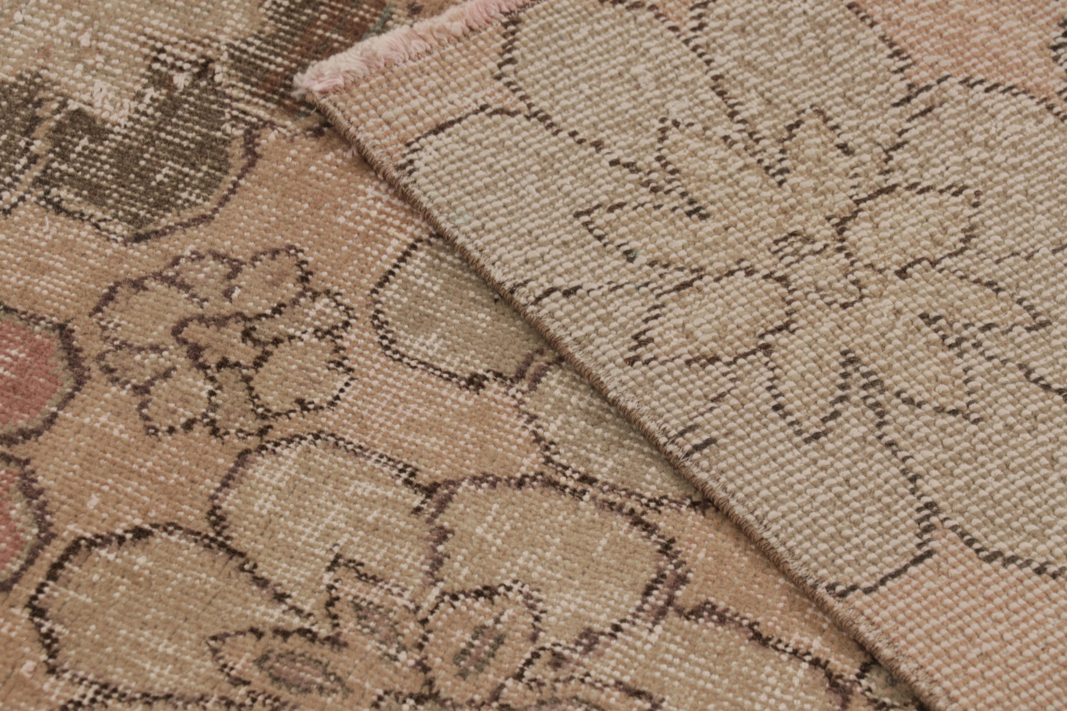 Vintage Distressed Läufer, warmes Beige-Braun mit Blumenmuster - Rug & Kilim (Wolle) im Angebot