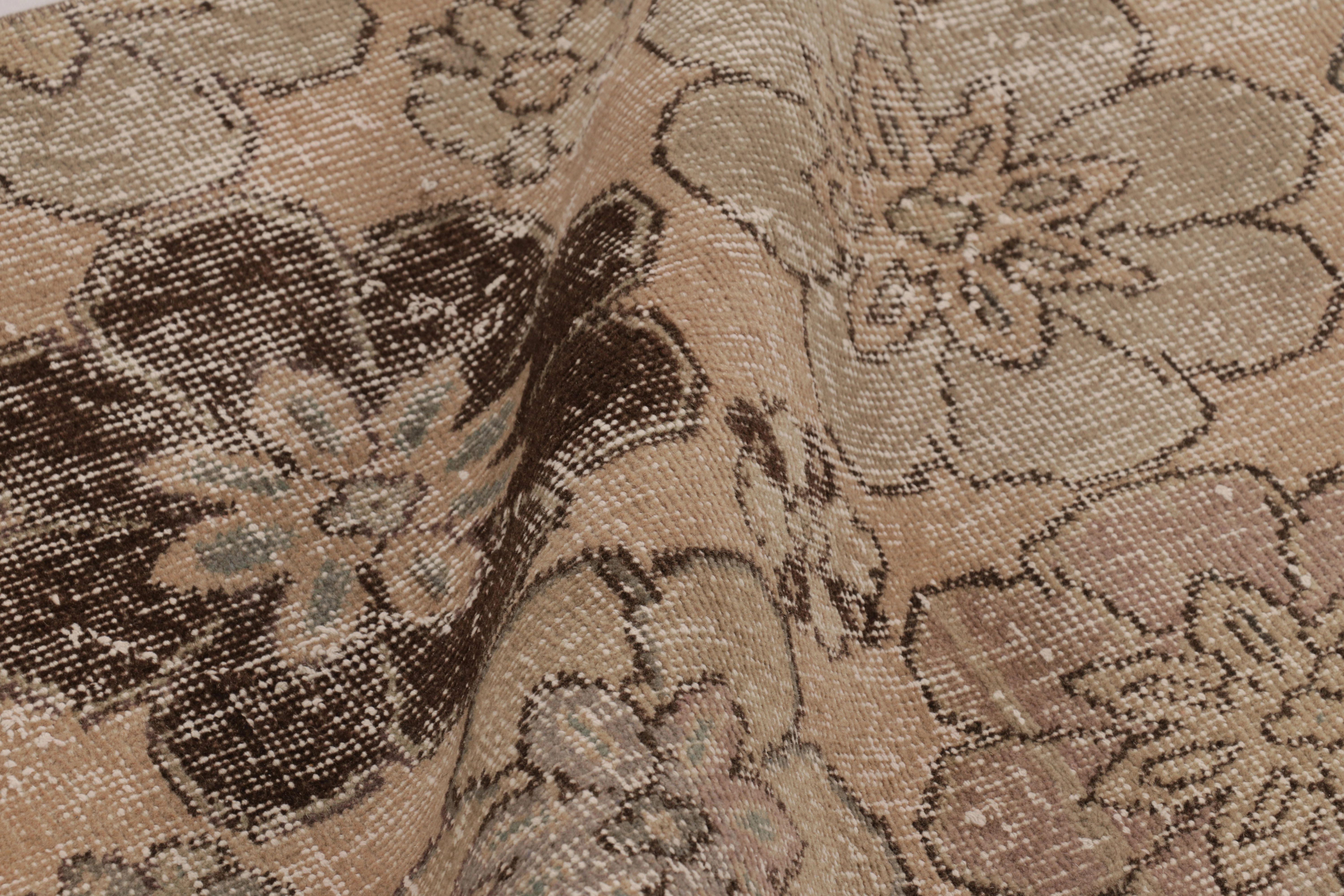 Vintage Distressed Läufer, warmes Beige-Braun mit Blumenmuster - Rug & Kilim (Wolle) im Angebot