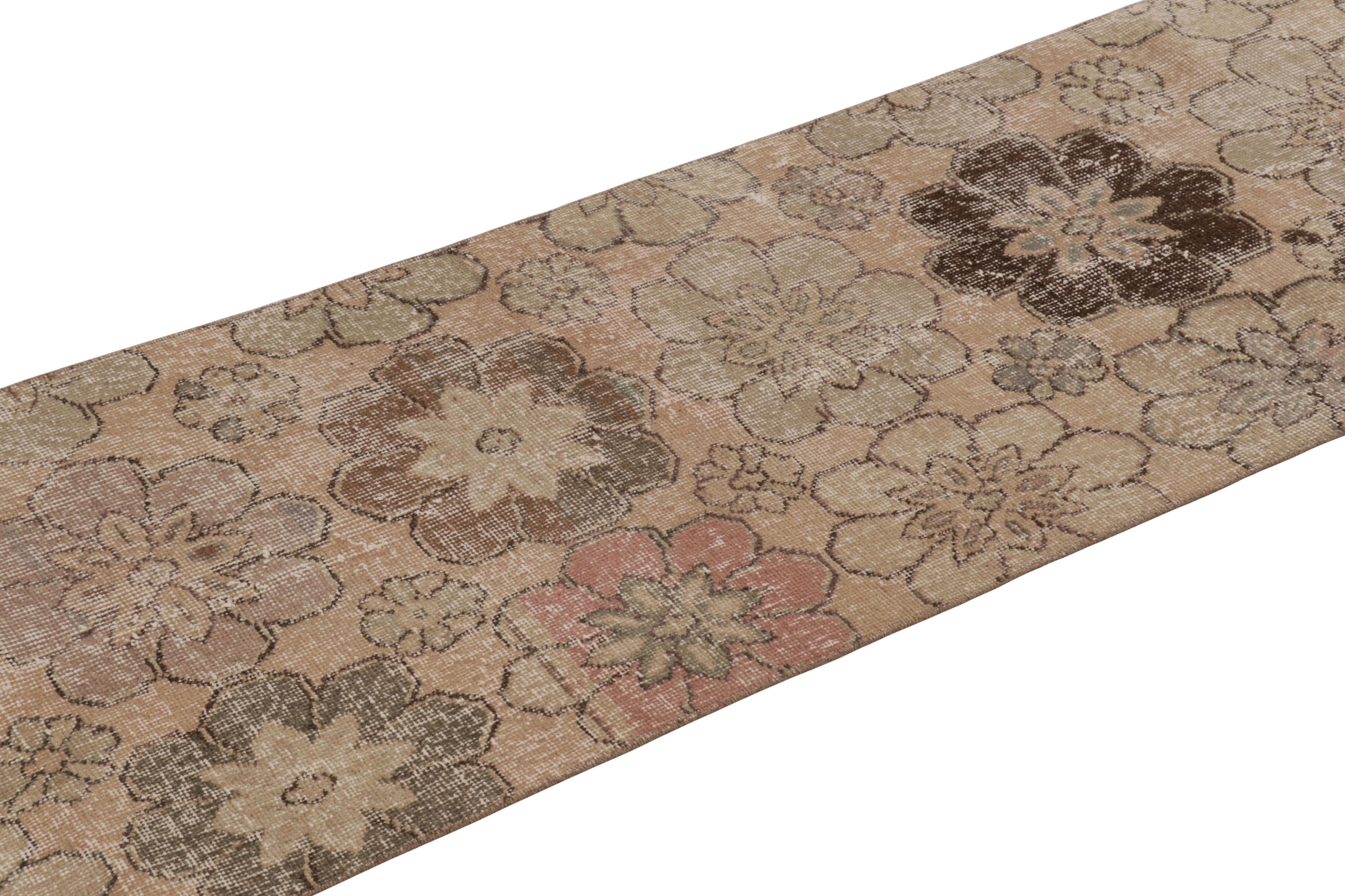 Vintage Distressed Läufer, warmes Beige-Braun mit Blumenmuster - Rug & Kilim im Angebot 1