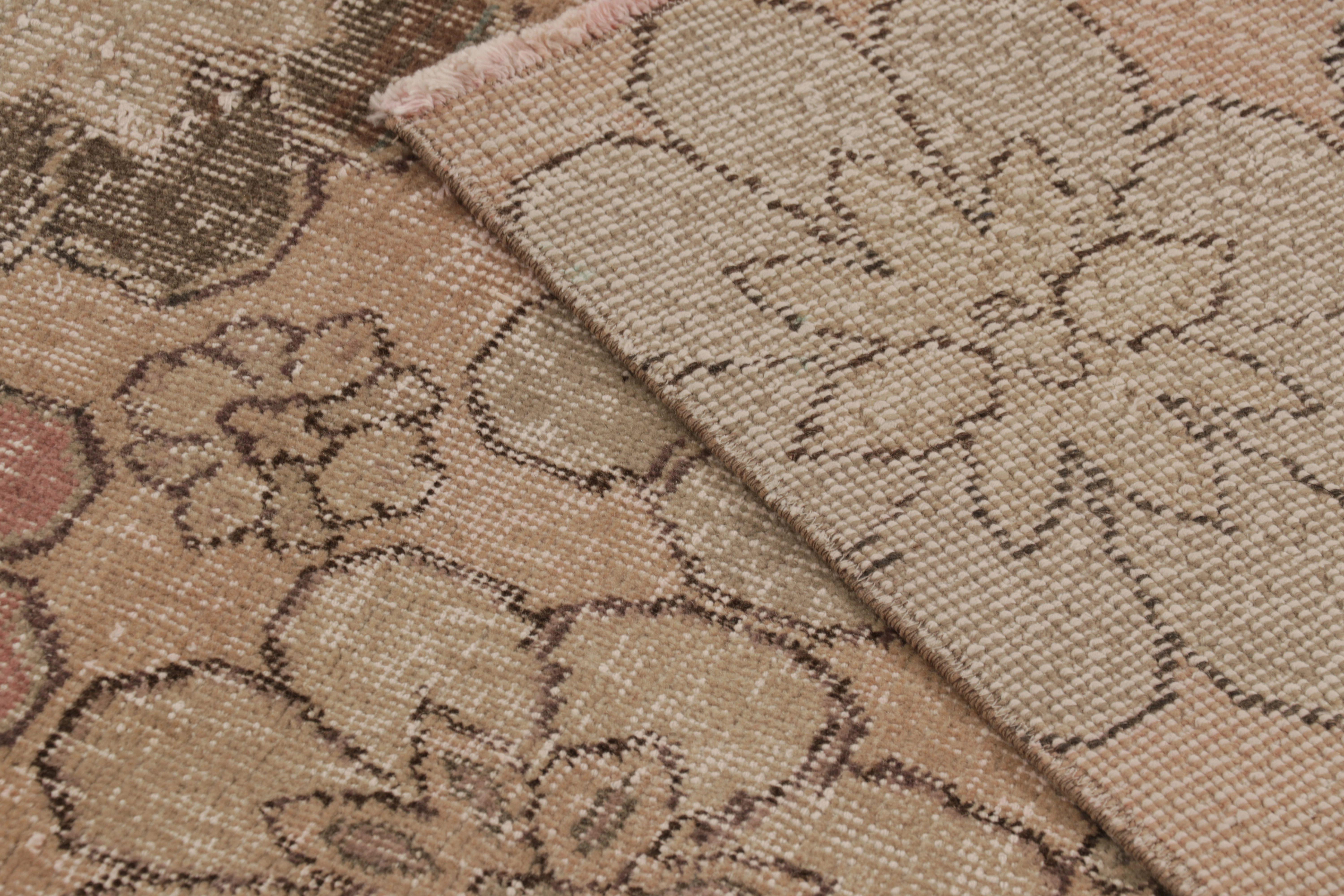 Vintage Distressed Läufer, warmes Beige-Braun mit Blumenmuster - Rug & Kilim im Angebot 1