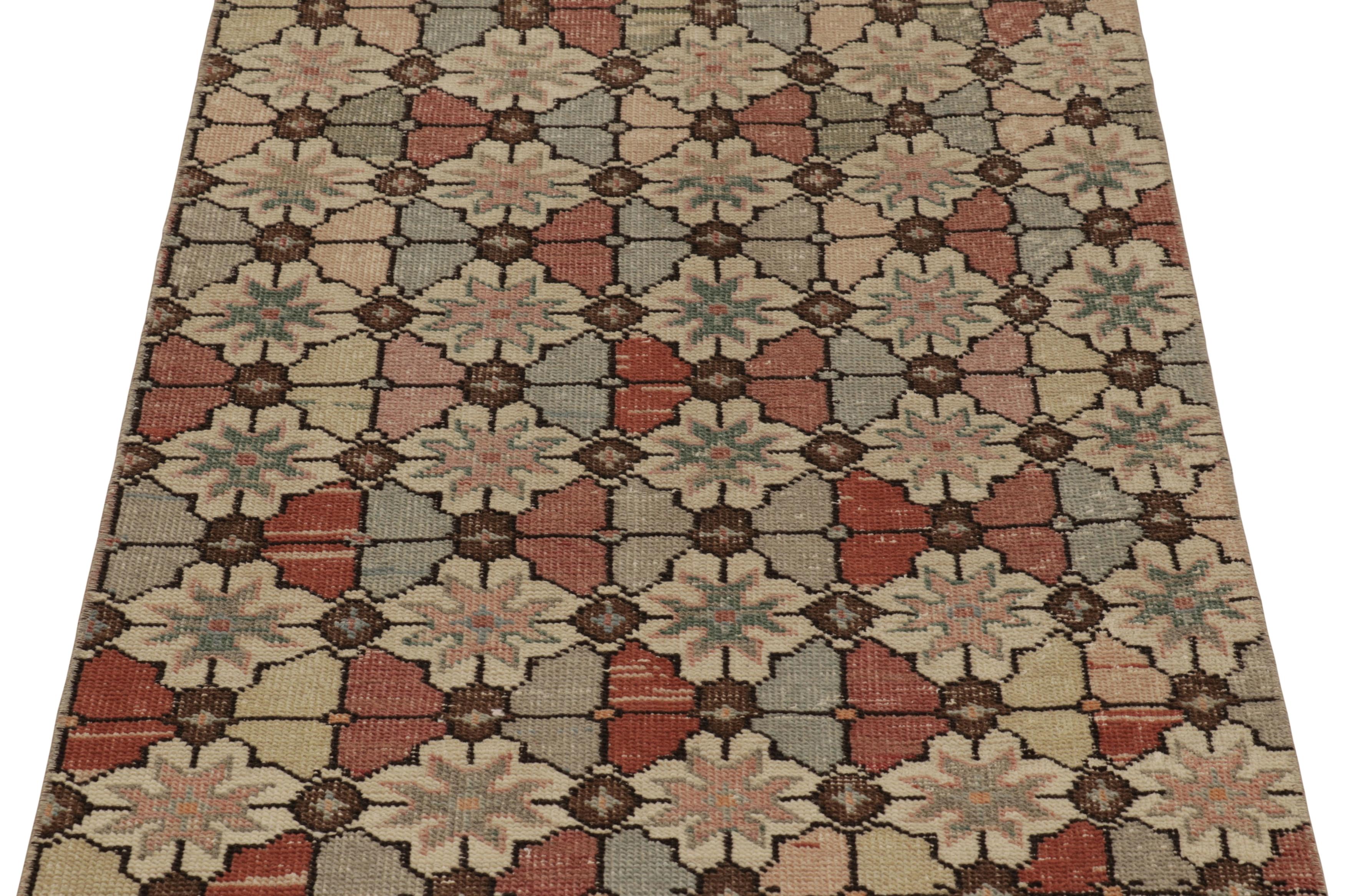 Vintage Distressed Läufer, skurrile Pastell Blumen Wiederholung - Rug & Kilim (Türkisch) im Angebot