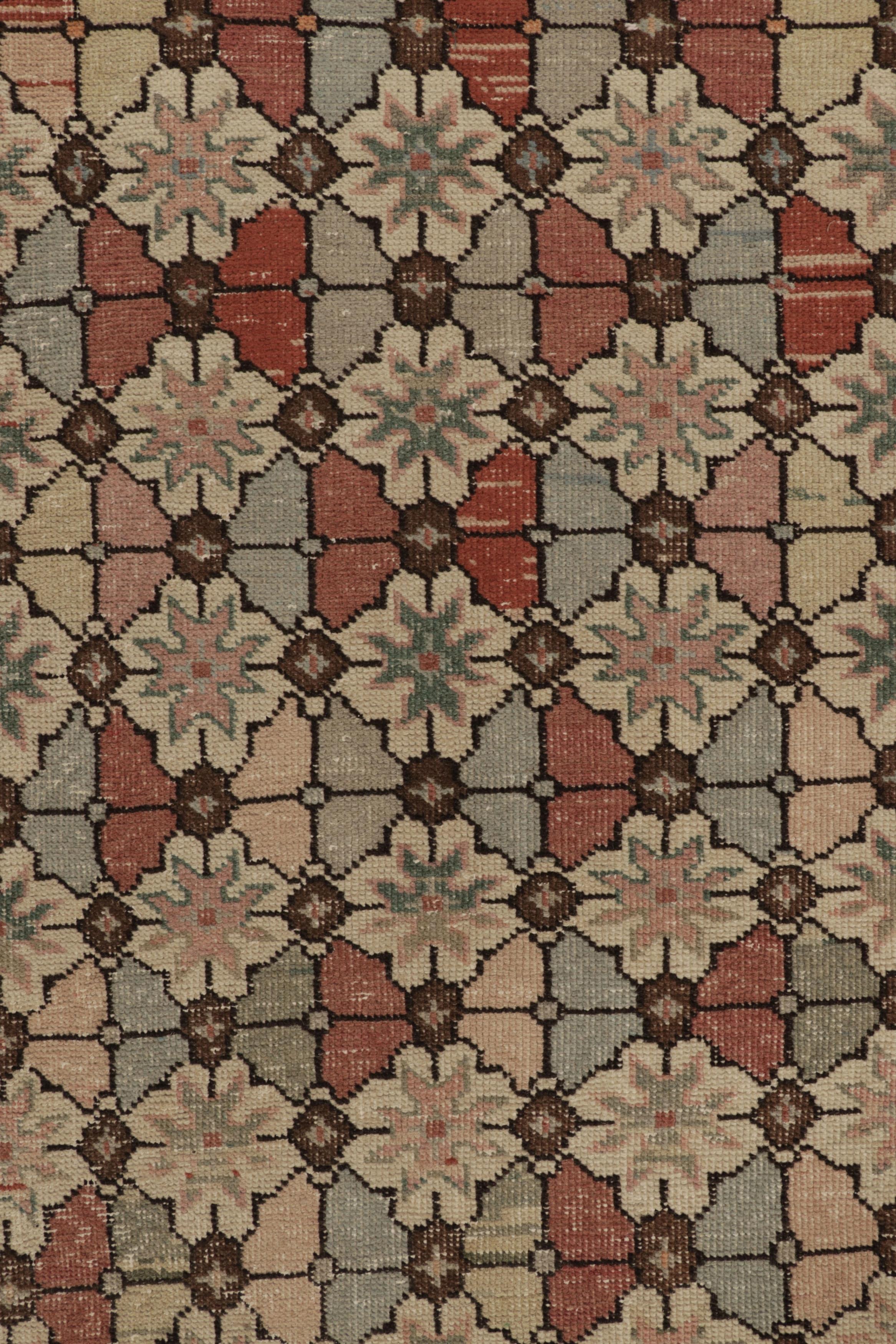 Vintage Distressed Läufer, skurrile Pastell Blumen Wiederholung - Rug & Kilim (Handgewebt) im Angebot