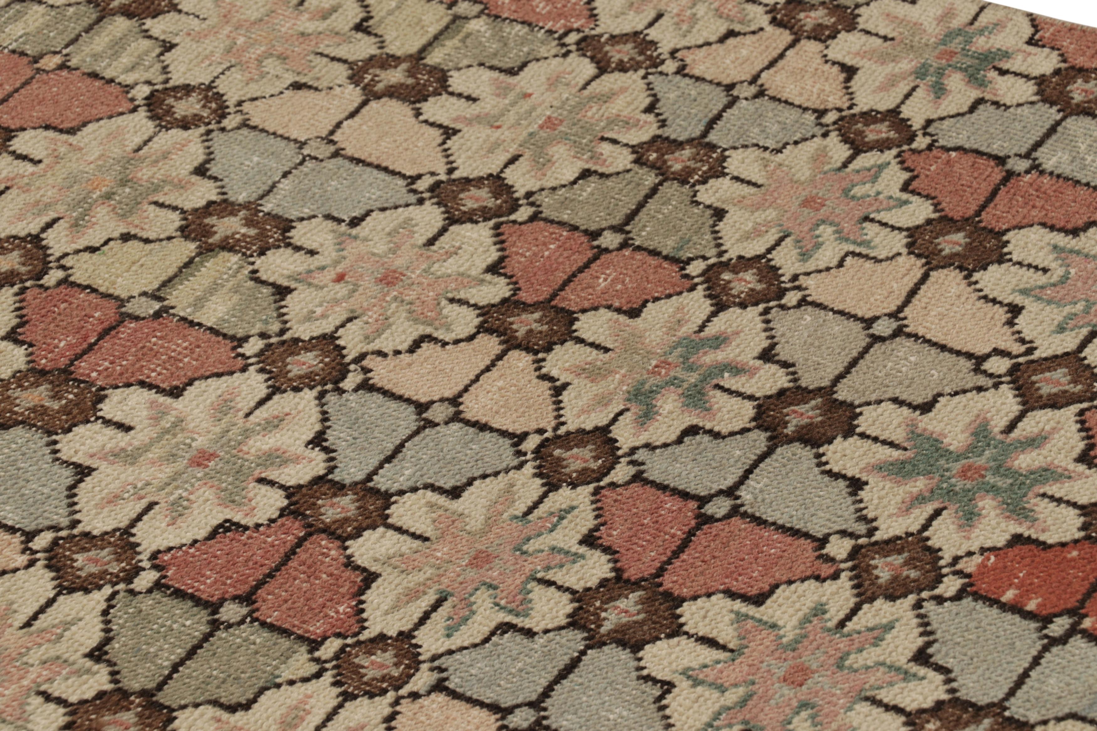 Vintage Distressed Läufer, skurrile Pastell Blumen Wiederholung - Rug & Kilim im Zustand „Gut“ im Angebot in Long Island City, NY