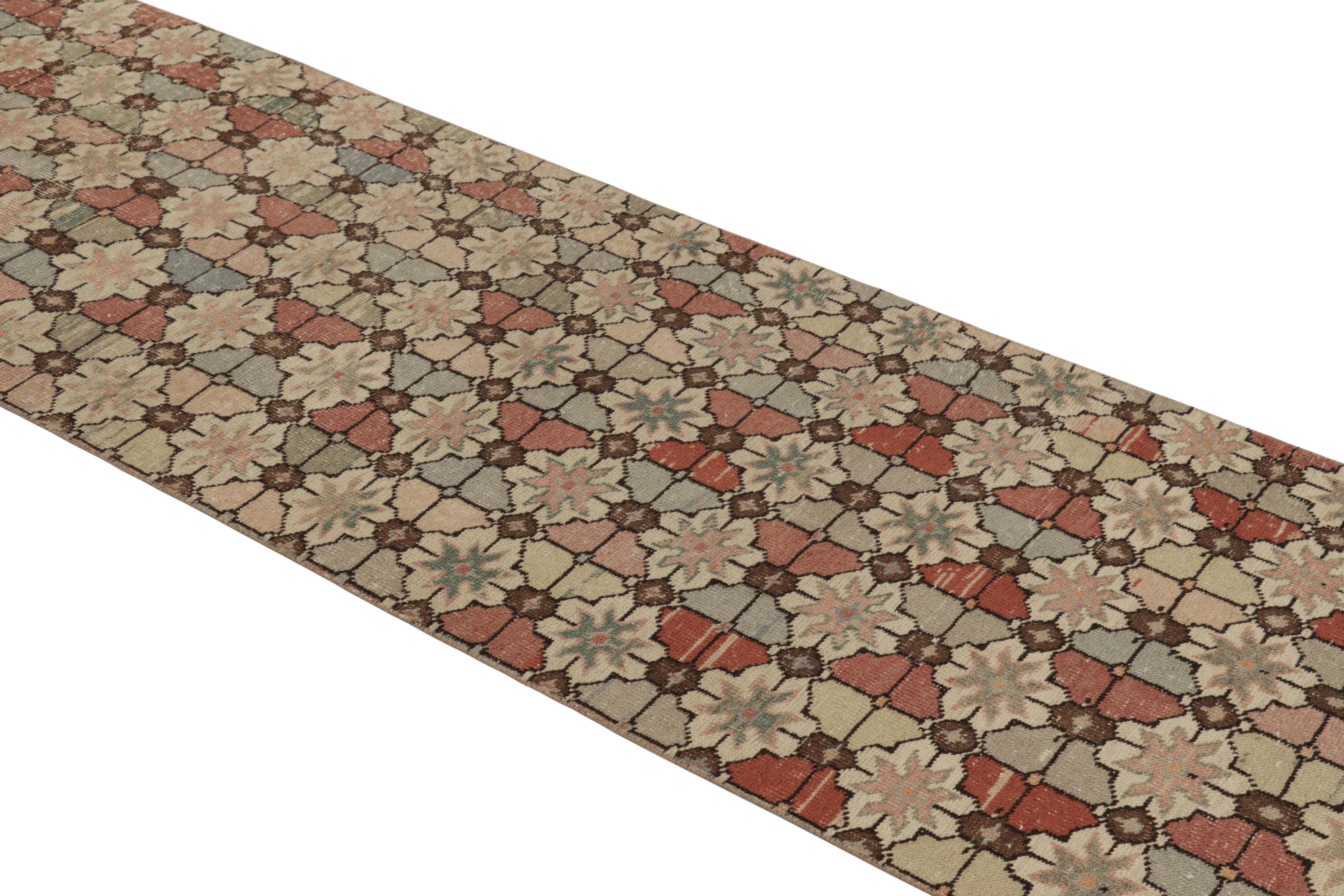 Vintage Distressed Läufer, skurrile Pastell Blumen Wiederholung - Rug & Kilim im Angebot 1