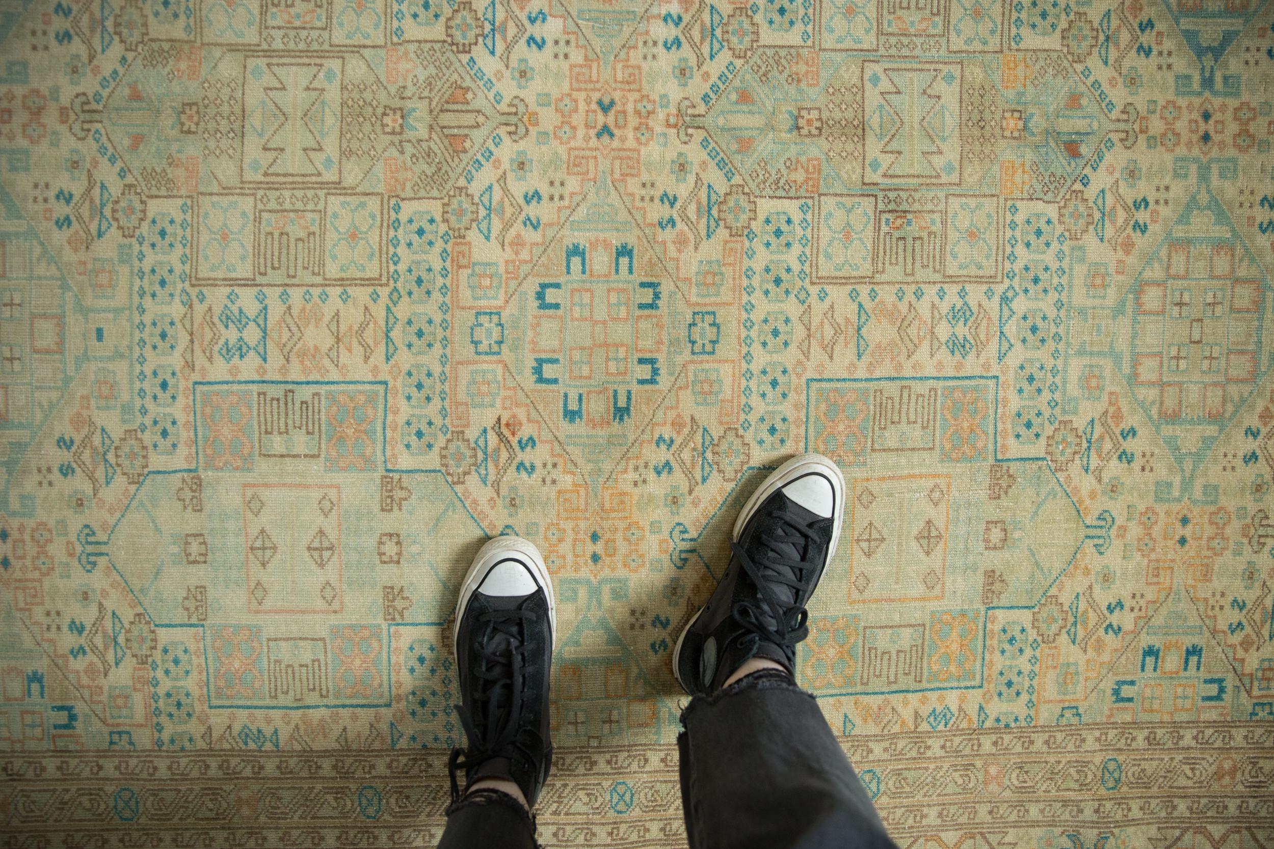 :: Allover bedecktes Feld in geometrischem, sich wiederholendem Schildmedaillon-Motiv, angeordnet in drei Säulen auf einem bedeckten Feld mit floralen Oberansichten und schlangenförmigen inneren und äußeren Nebenborten mit gezackter