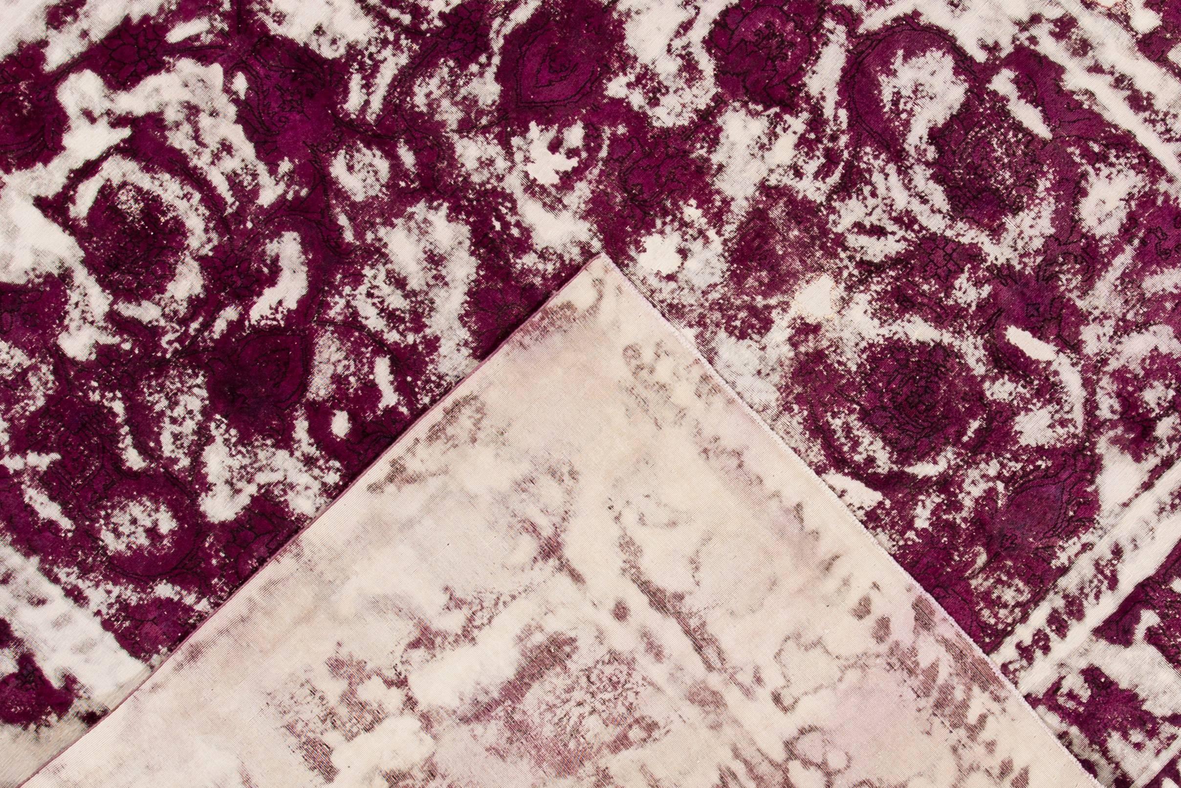 Quadratischer lila persischer Teppich im Vintage-Stil im Used-Look (Persisch) im Angebot