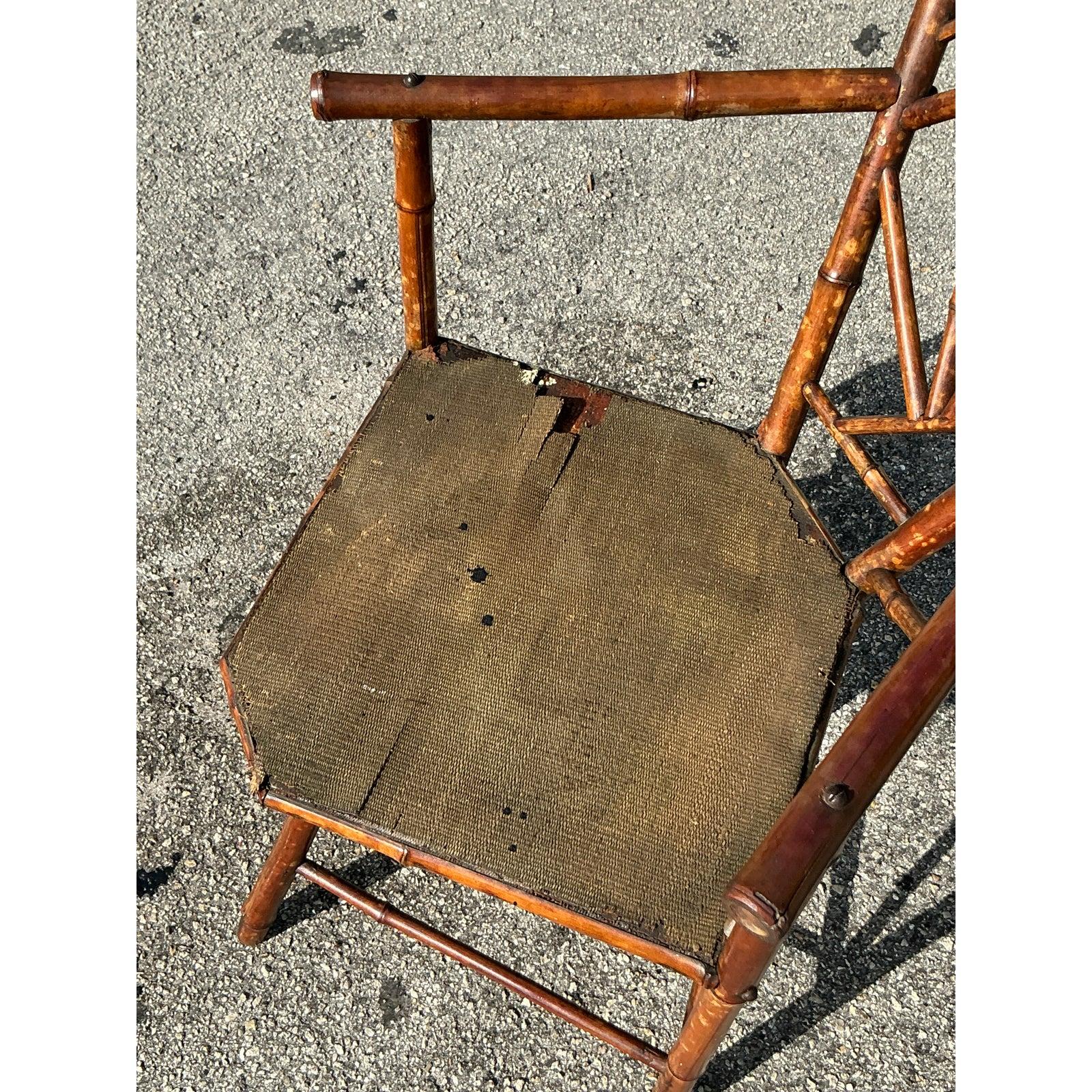 Rustikaler Charme mit diesem schildpattfarbenen Bambusstuhl im Vintage-Look - ein einzigartiges Einzelstück, das mit aufwändiger Handwerkskunst und organischer Eleganz aufwartet. Mit seinem geometrischen Bambusgestell unterstreicht dieser Stuhl die