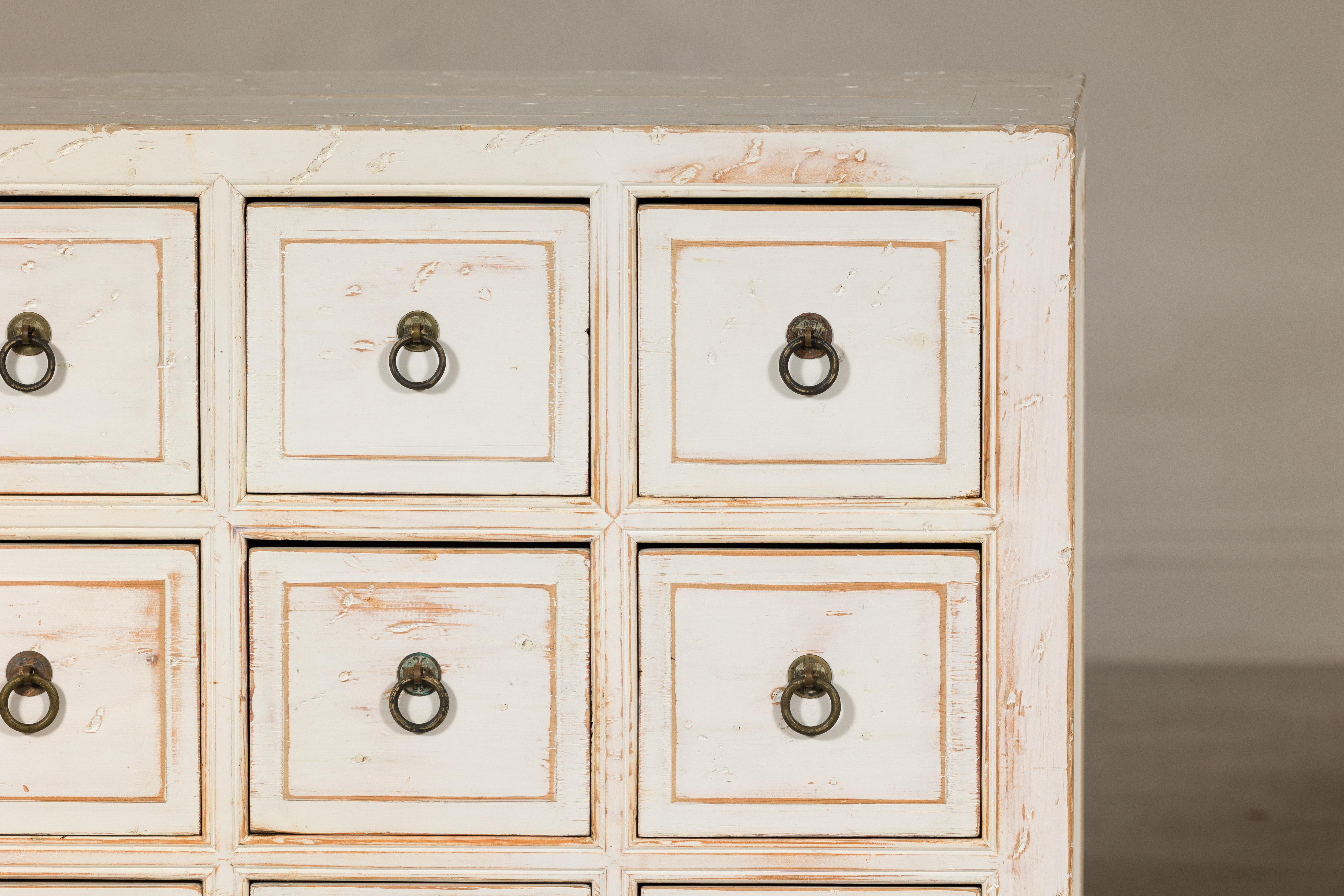 Ottone Cassettiera vintage in lacca bianca e afflosciata - Coppia con nove cassetti in vendita