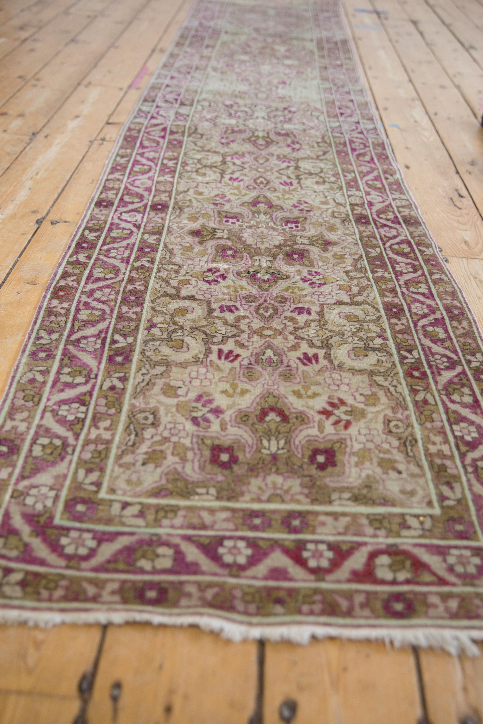 Altro Tappeto Yezd vintage e invecchiato Runner in vendita