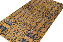 Tapis Zeki Muren vintage vieilli à motifs dorés et bleus, par Rug & Kilim