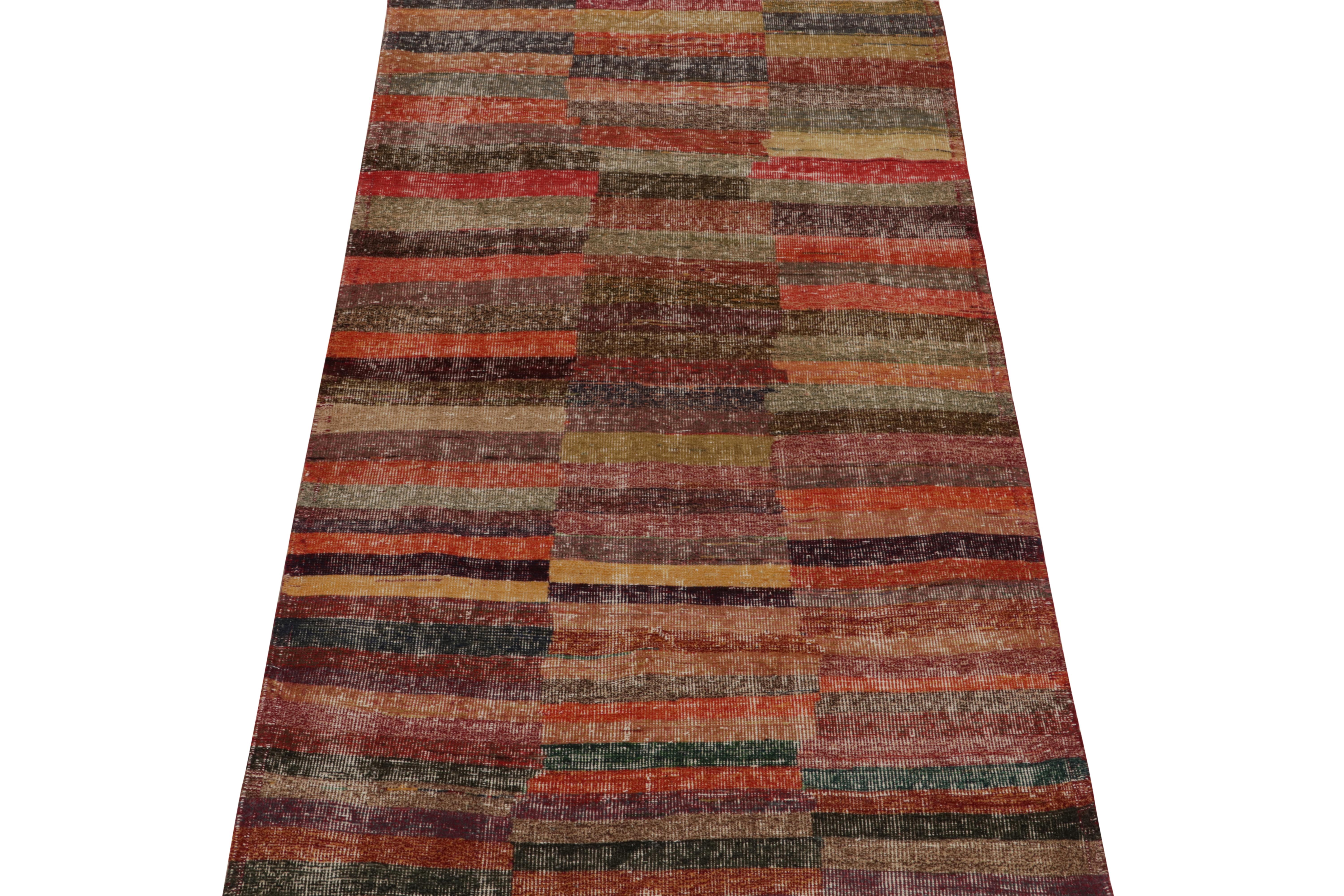 Turco Tappeto Zeki Müren vintage a strisce policrome, di Rug & Kilim in vendita