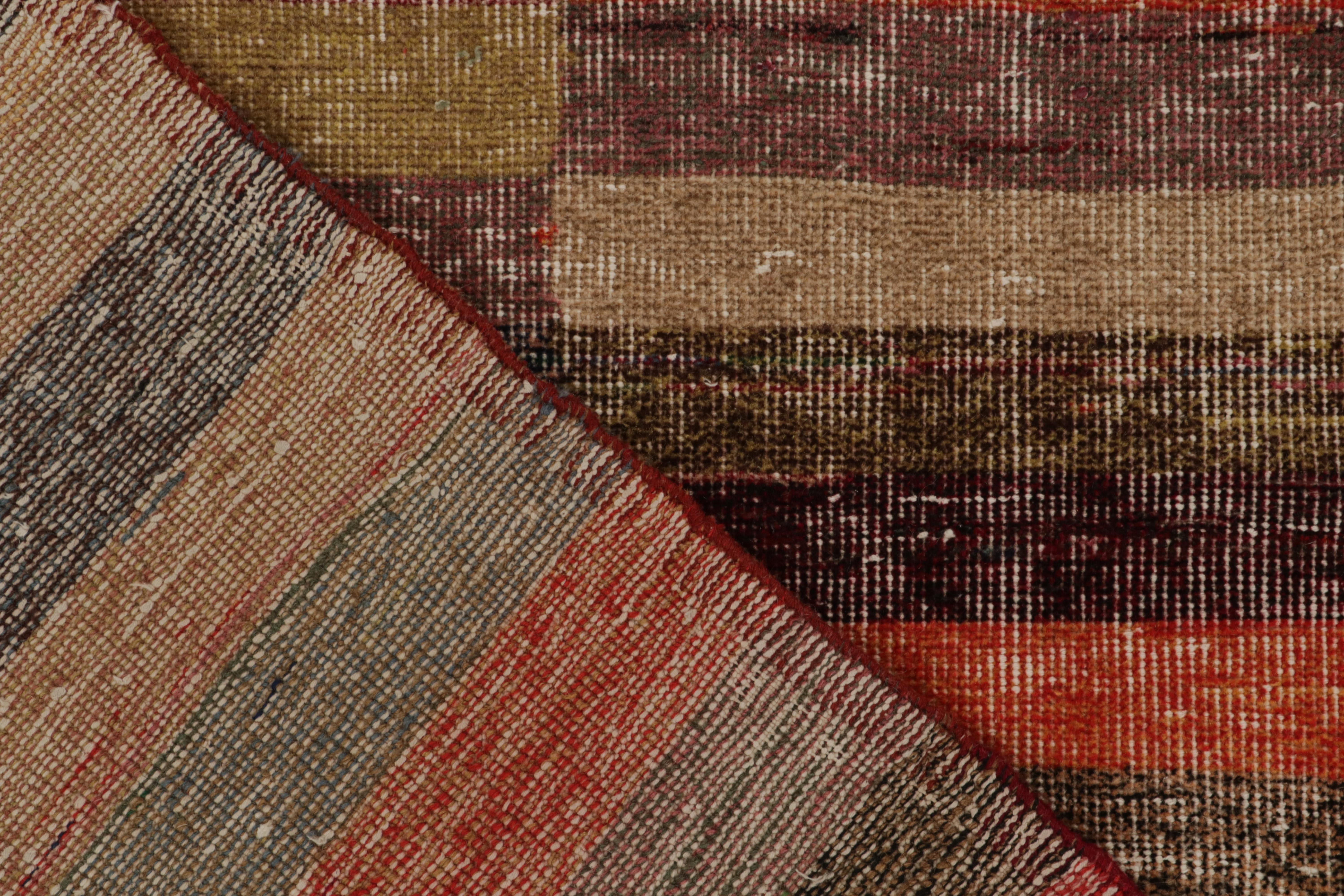 Metà XX secolo Tappeto Zeki Müren vintage a strisce policrome, di Rug & Kilim in vendita