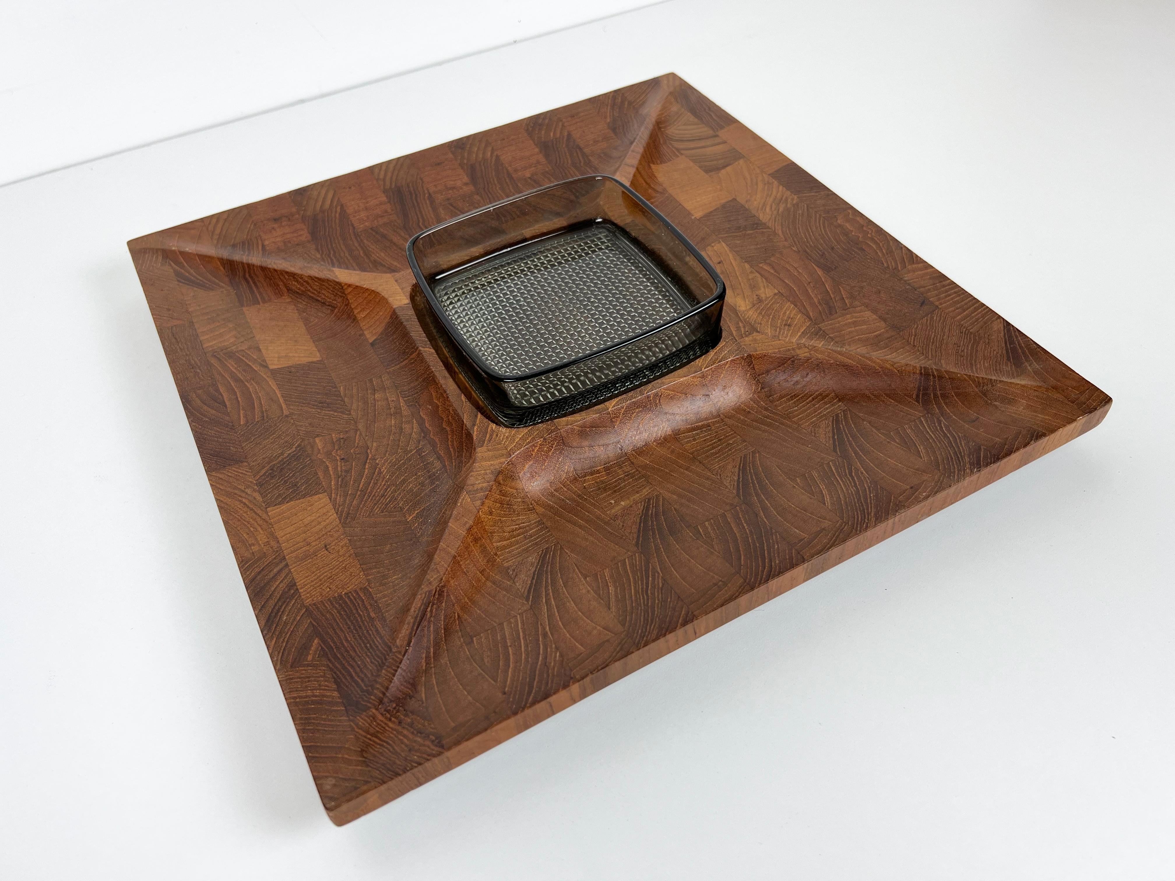 Vintage Danish divided serving tray in endgrain teak with smoked glass dish by Digsmed.

Maker: Digsmed

Origin: Denmark

Year: 1964

Style: Mid-Century Modern / Danish Modern / Scandinavian

Dimensions: 12.25