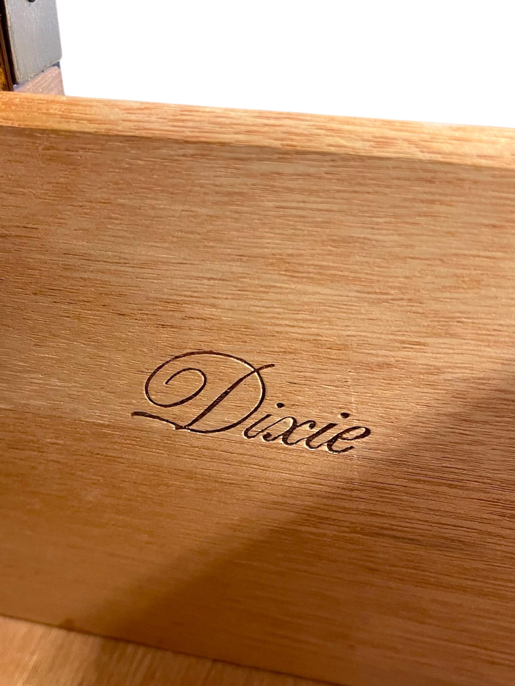 Vintage Dixie Campaigner Style 5-Drawer Chest with Brass Toned Hardware (Coffre à 5 tiroirs avec quincaillerie en laiton) en vente 4