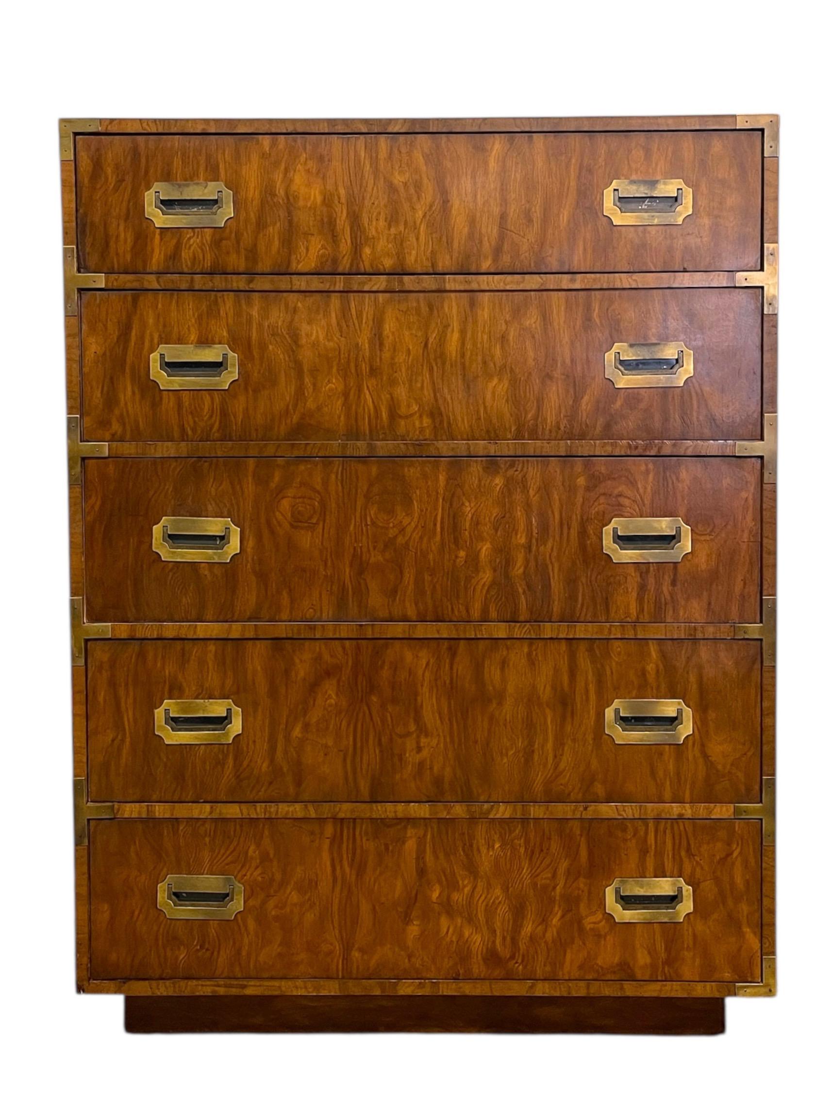  Meubles vintage du milieu du siècle de DixieCommode de style campagne en placage riche et quincaillerie encastrée ton laiton. Le profil rectangulaire épuré est rehaussé par des supports d'angle en laiton et des poignées encastrées, ce qui confère à