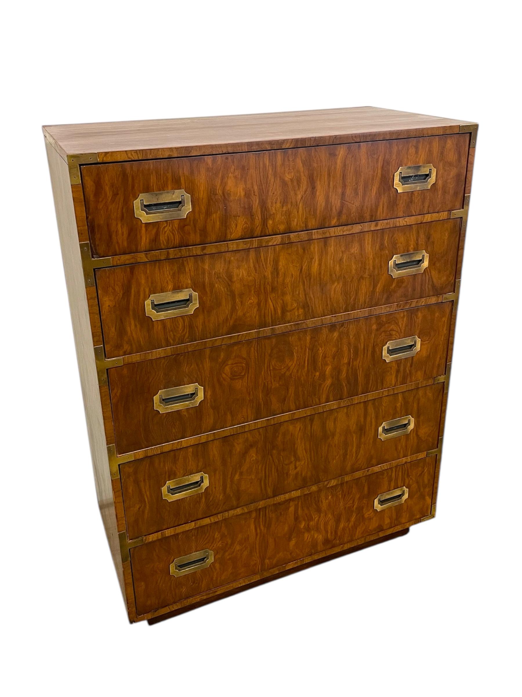Mid-Century Modern Vintage Dixie Campaigner Style 5-Drawer Chest with Brass Toned Hardware (Coffre à 5 tiroirs avec quincaillerie en laiton) en vente