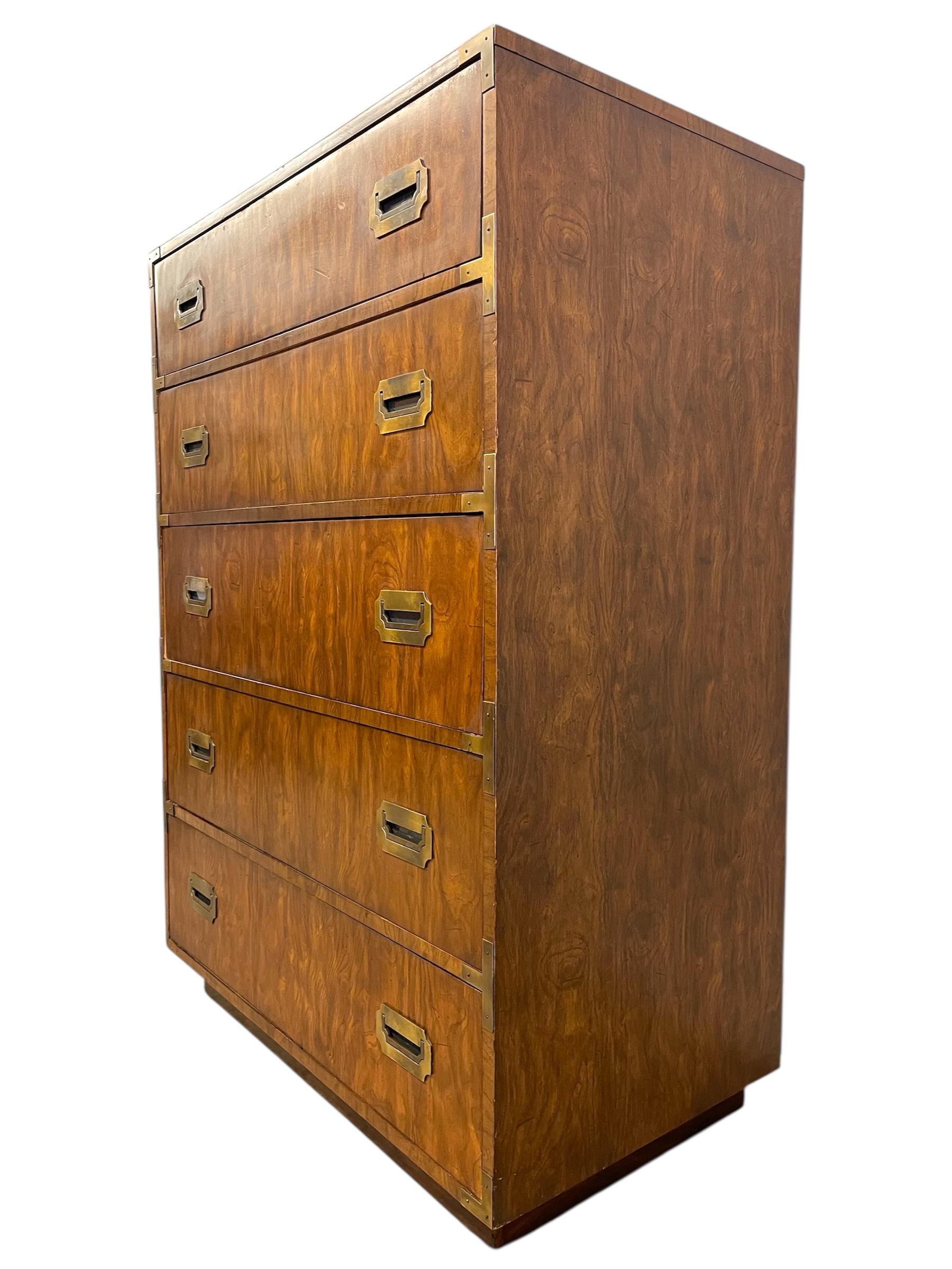 Vintage Dixie Campaigner Style 5-Drawer Chest with Brass Toned Hardware (Coffre à 5 tiroirs avec quincaillerie en laiton) Bon état - En vente à Seattle, WA